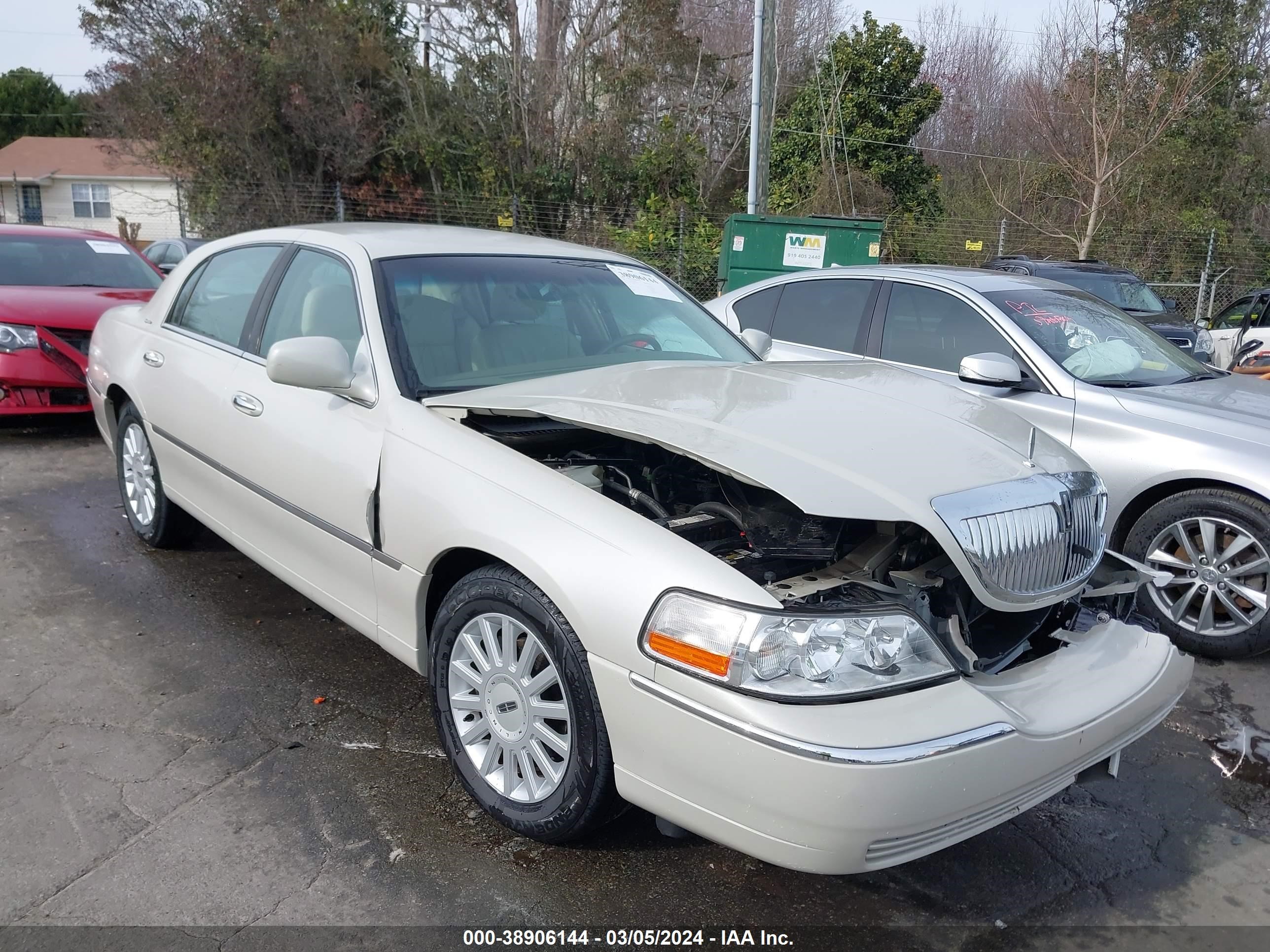 LINCOLN TOWN CAR 2005 1lnhm81wx5y629035