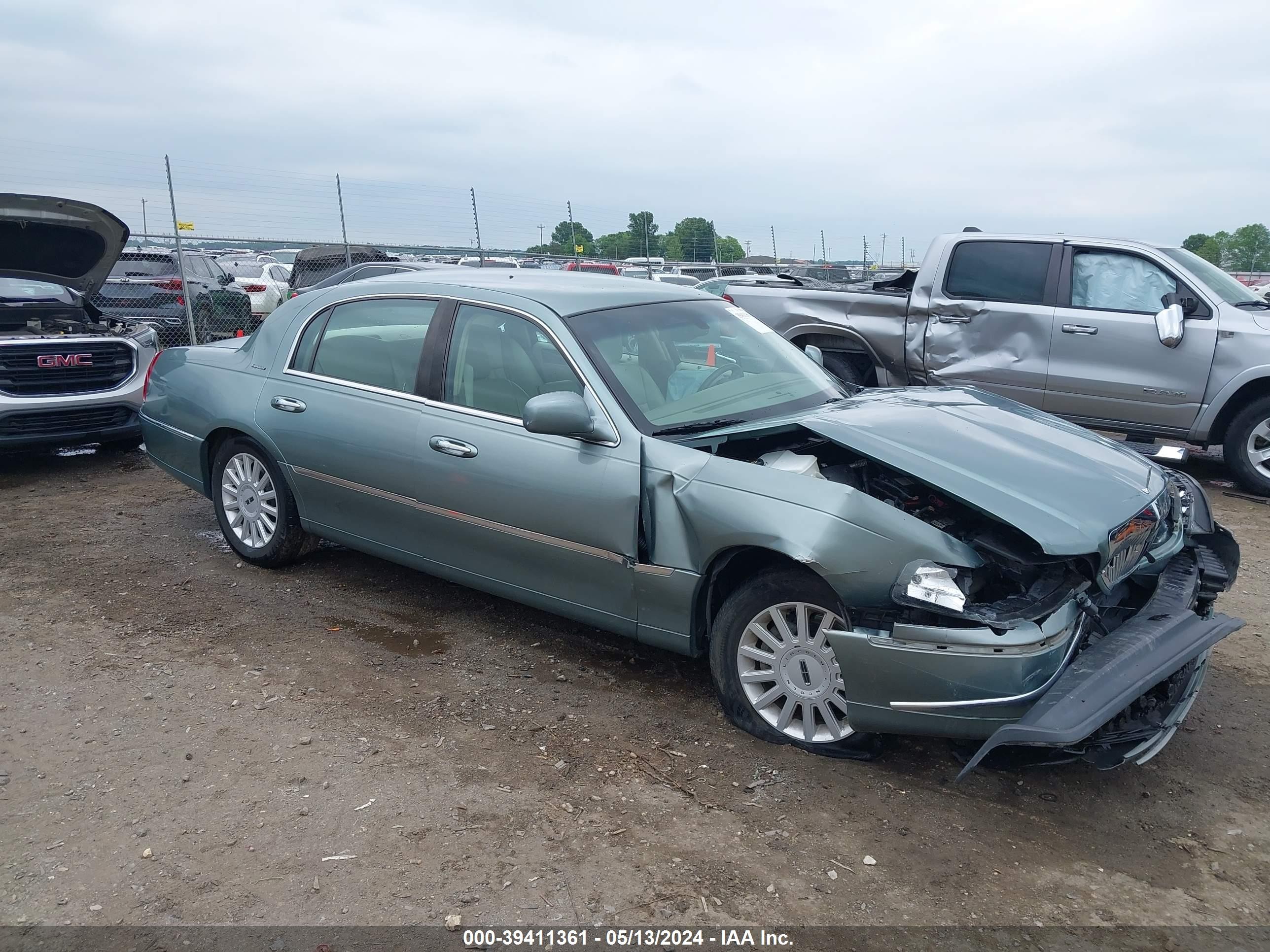 LINCOLN TOWN CAR 2005 1lnhm81wx5y662147