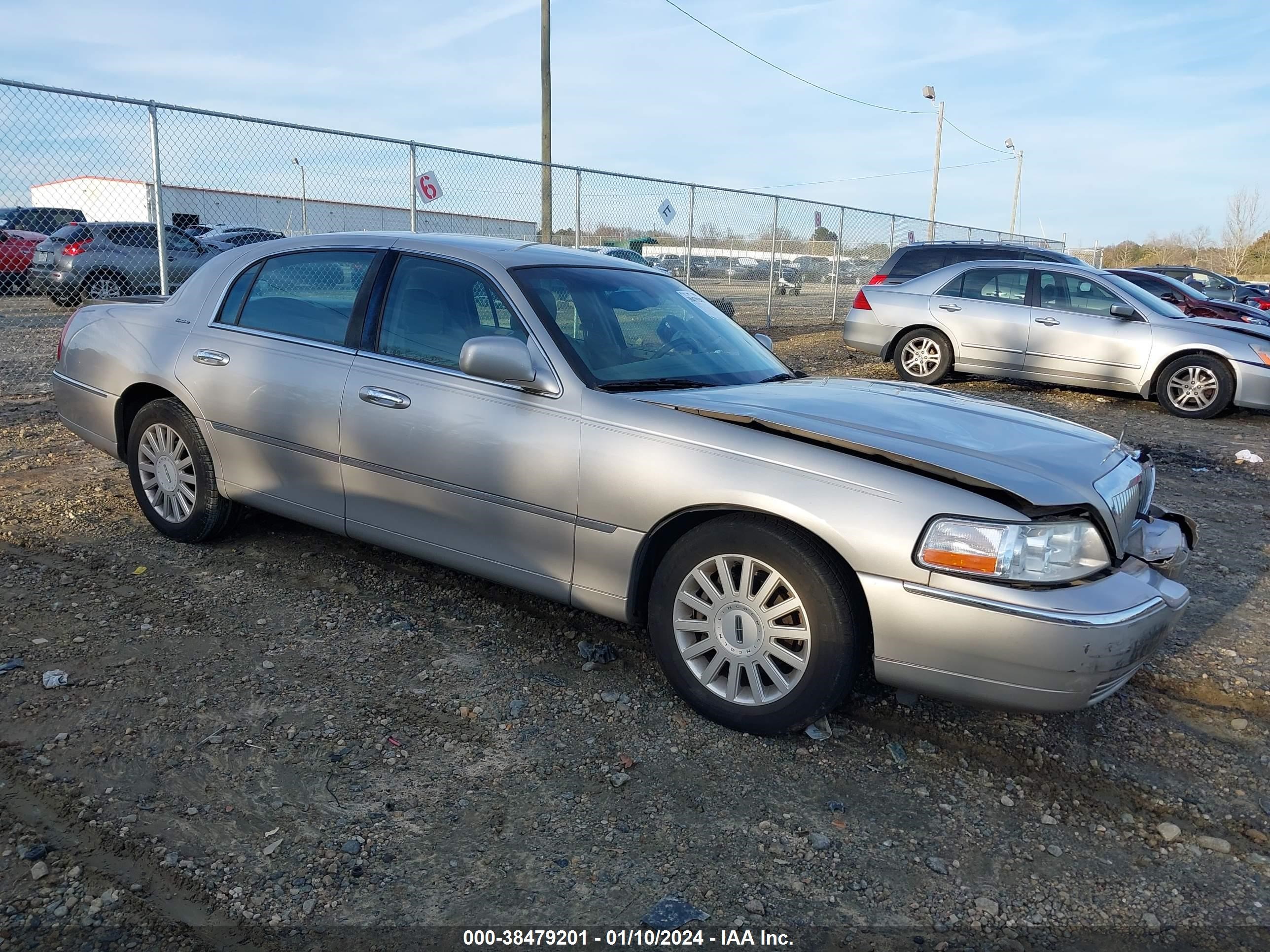 LINCOLN TOWN CAR 2005 1lnhm81wx5y670118