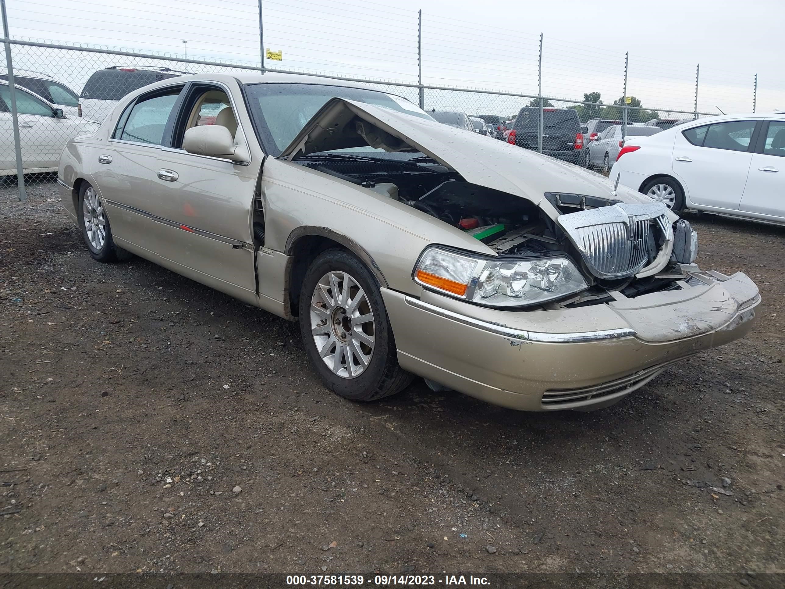 LINCOLN TOWN CAR 2007 1lnhm81wx7y600685