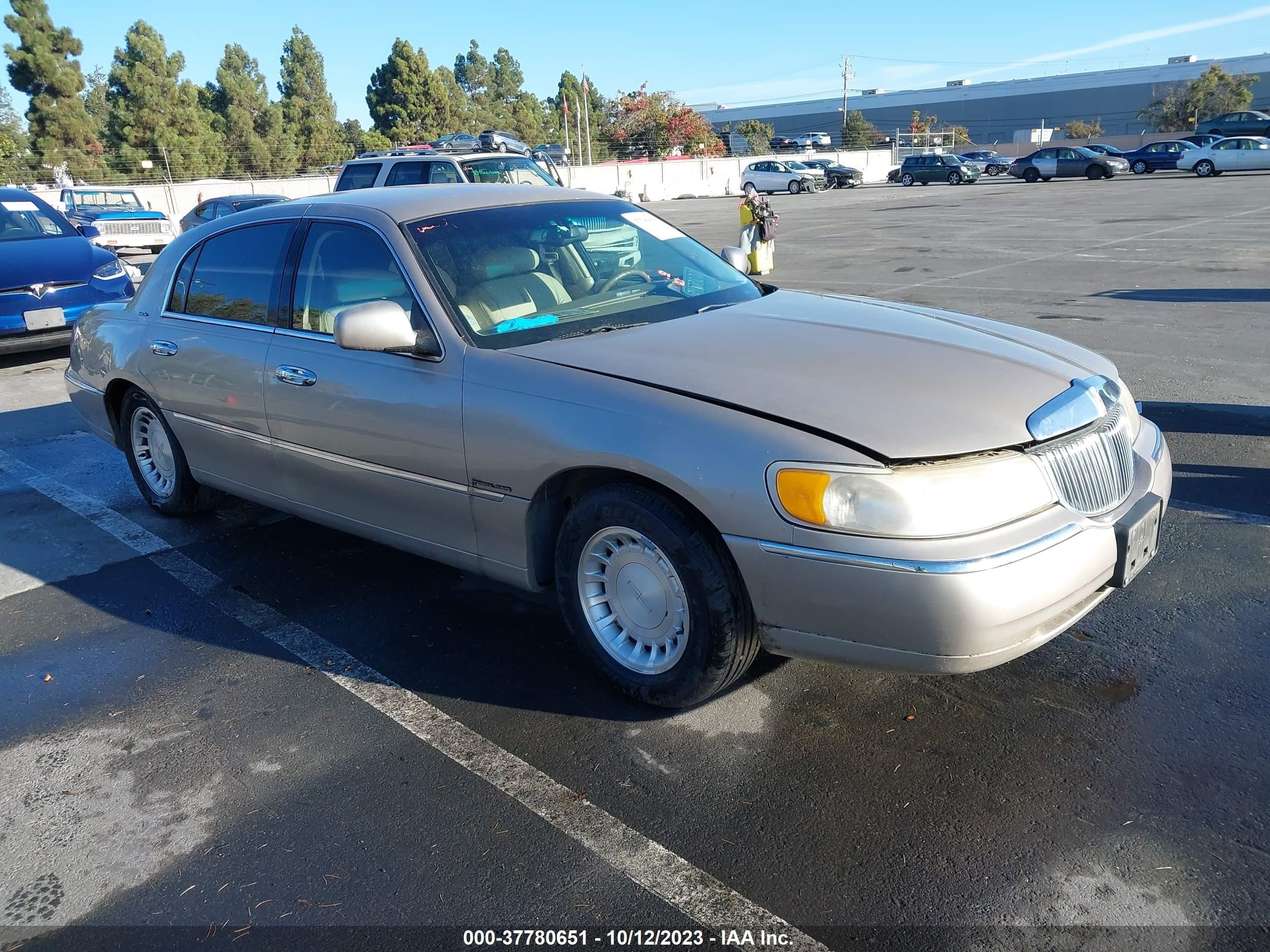 LINCOLN TOWN CAR 2000 1lnhm81wxyy914399