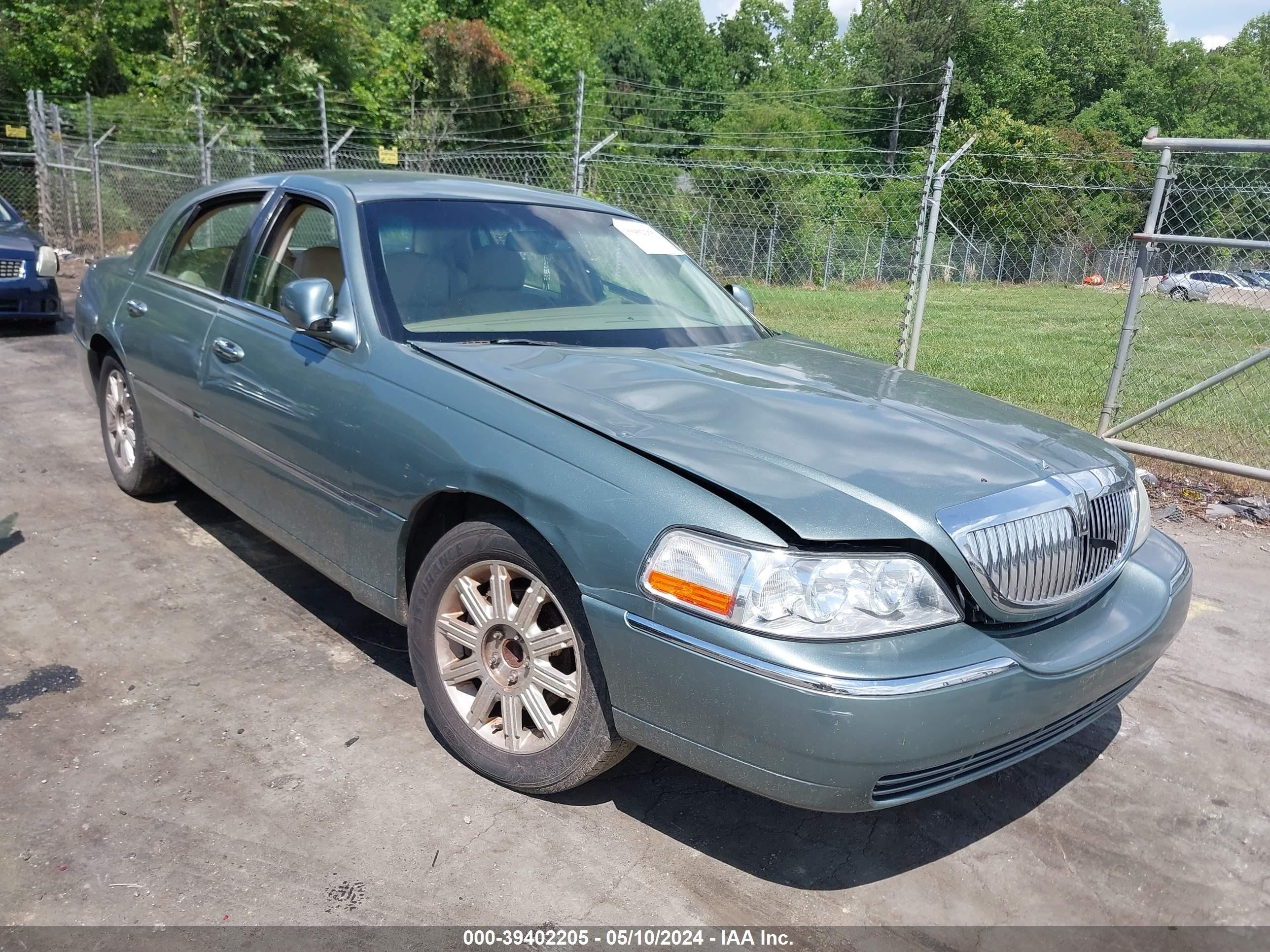 LINCOLN TOWN CAR 2006 1lnhm82v06y611375