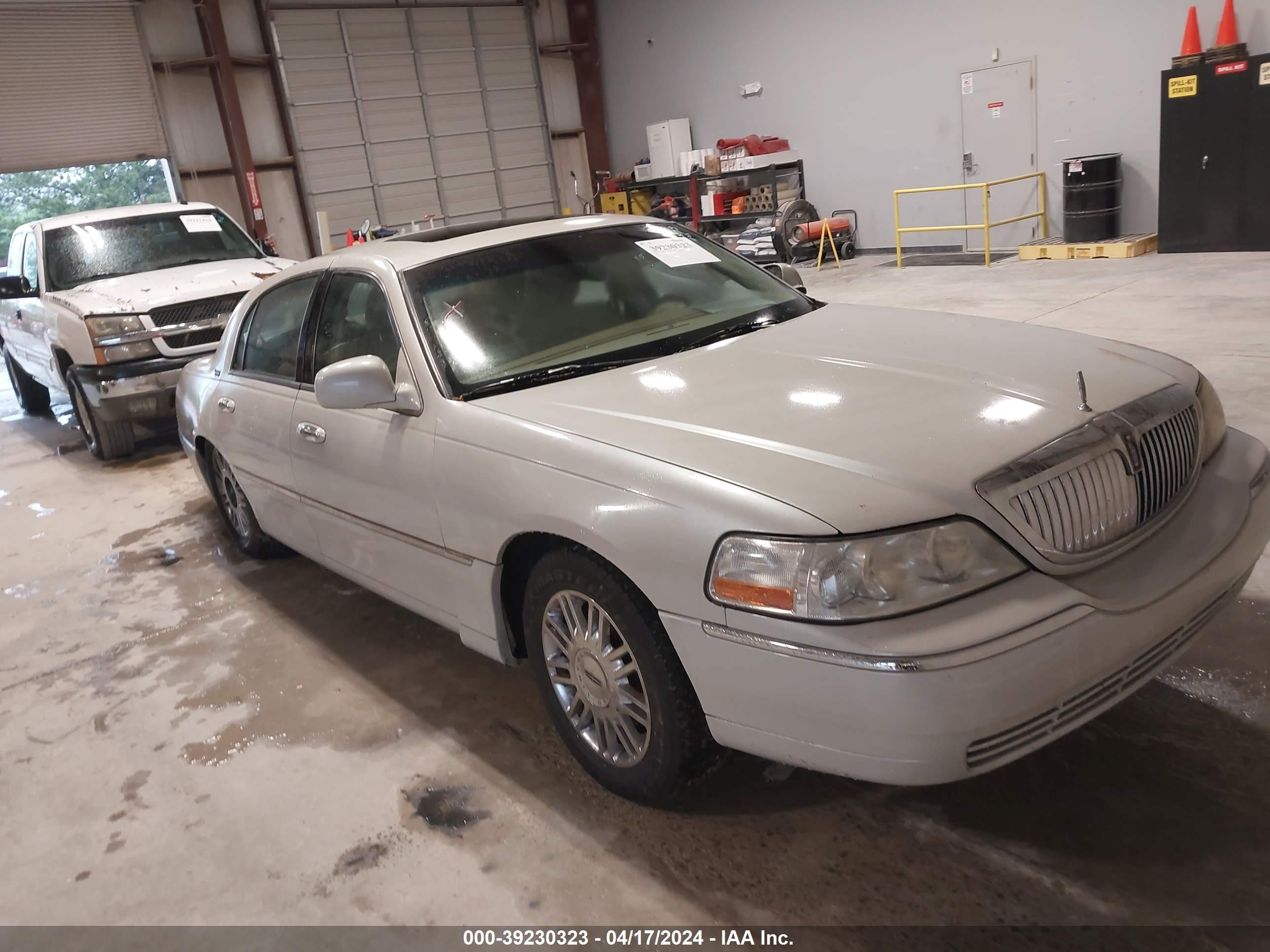 LINCOLN TOWN CAR 2006 1lnhm82v26y634320