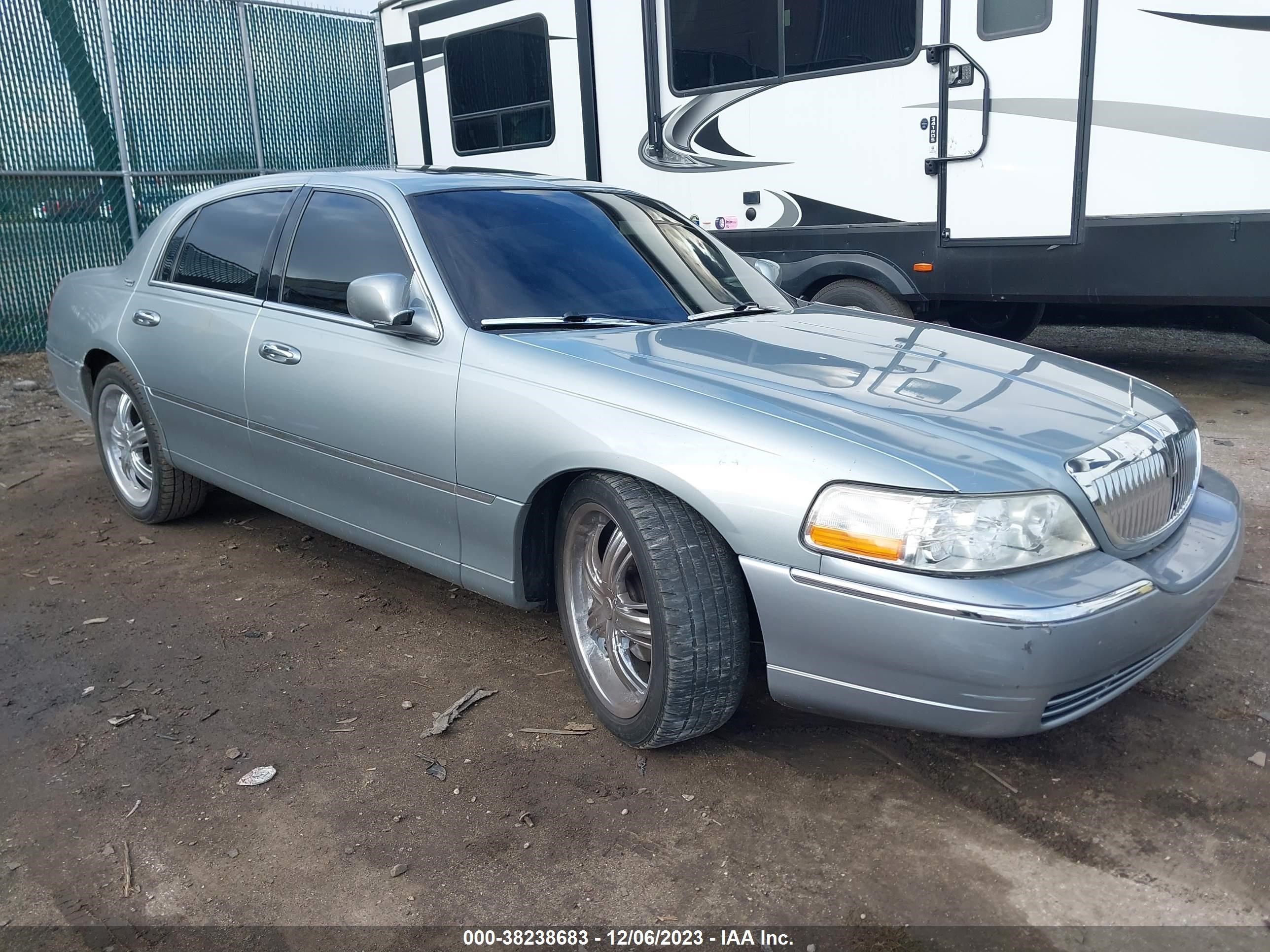 LINCOLN TOWN CAR 2006 1lnhm82v26y647696