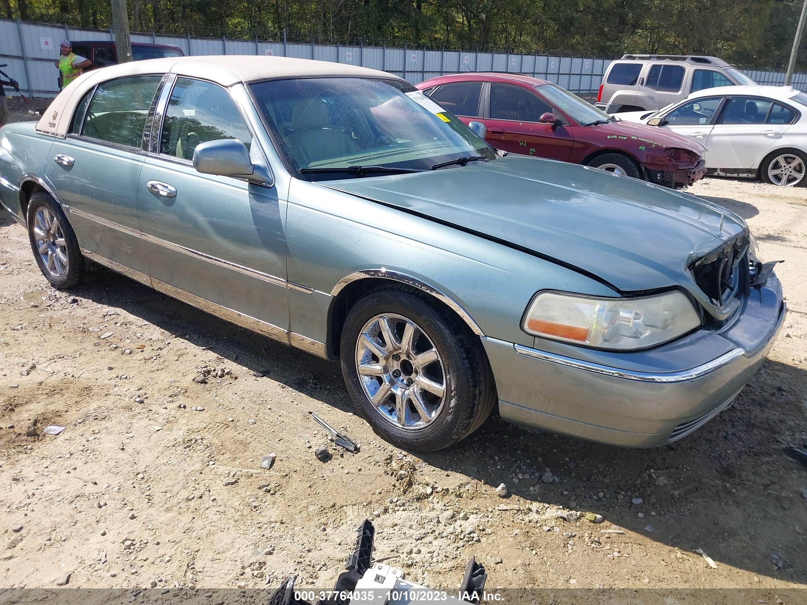 LINCOLN TOWN CAR 2006 1lnhm82v46y619656