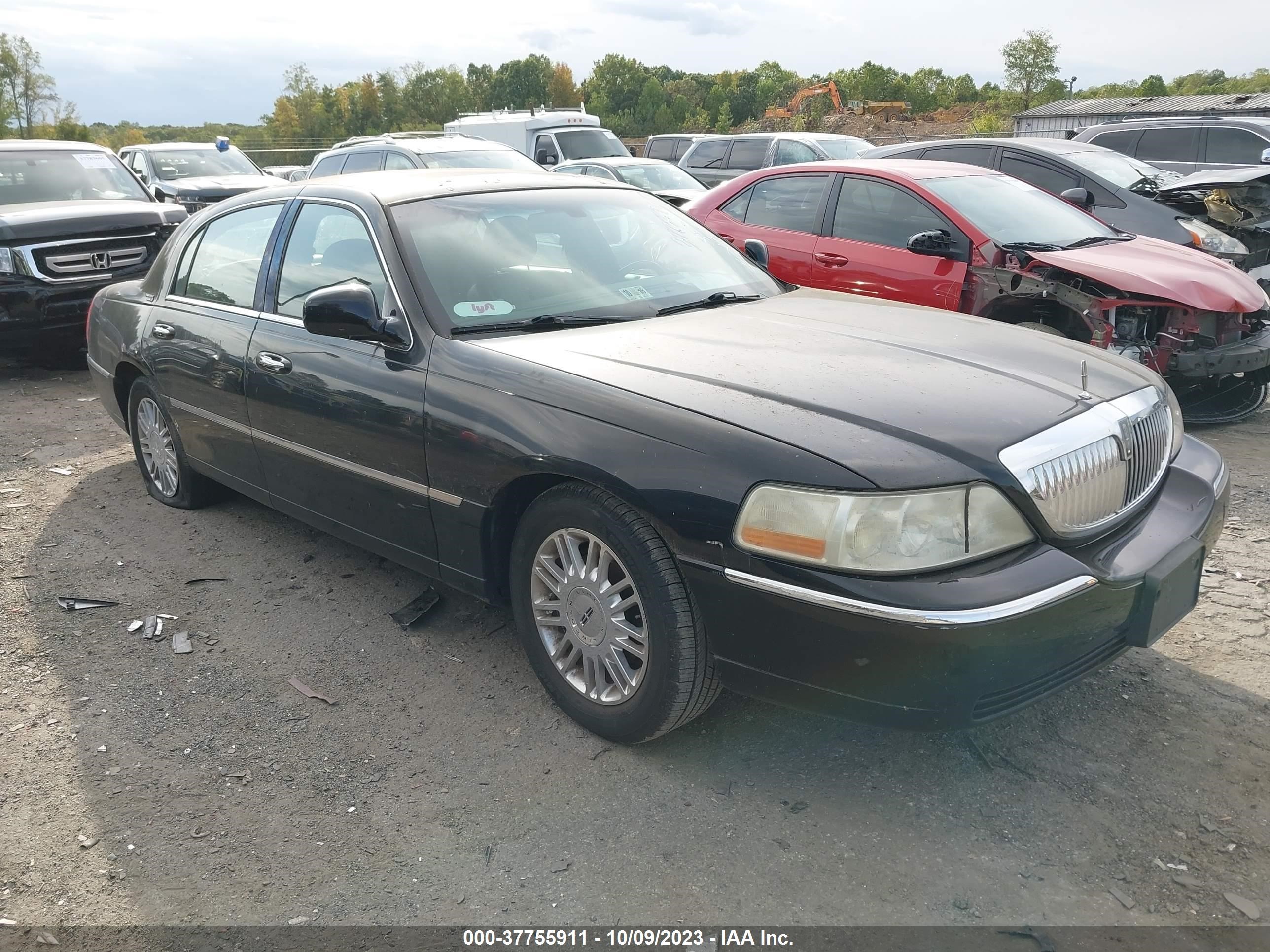 LINCOLN TOWN CAR 2006 1lnhm82v56y608696