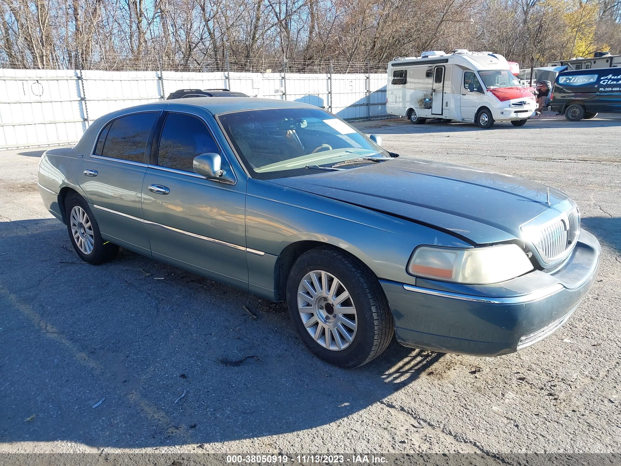 LINCOLN TOWN CAR 2006 1lnhm82v56y613476