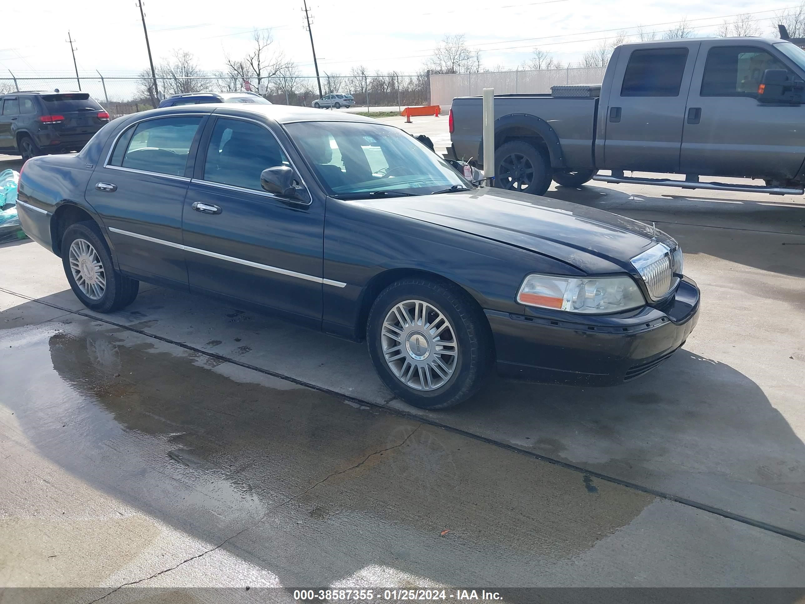 LINCOLN TOWN CAR 2007 1lnhm82v67y617277