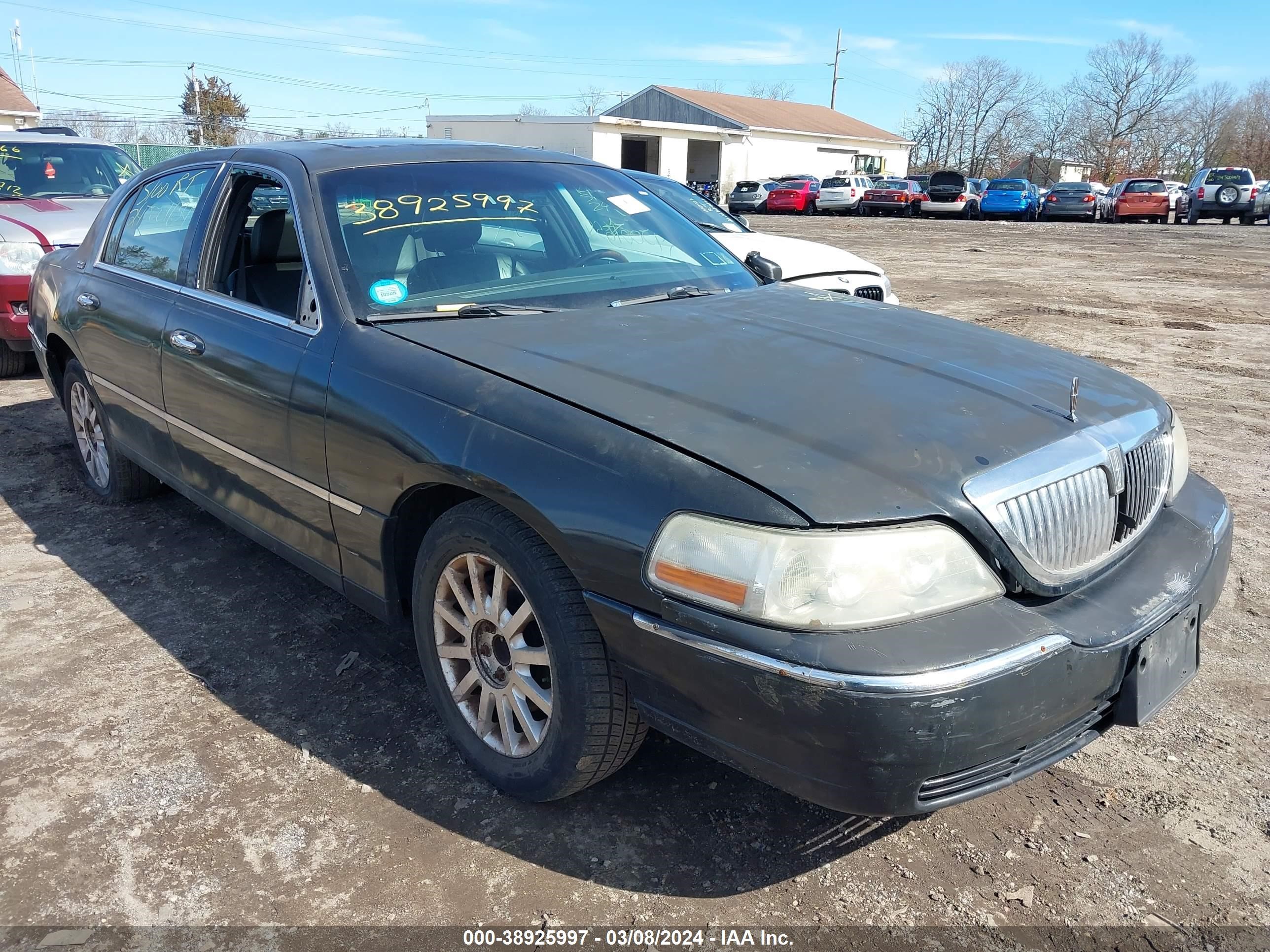 LINCOLN TOWN CAR 2006 1lnhm82v76y621837