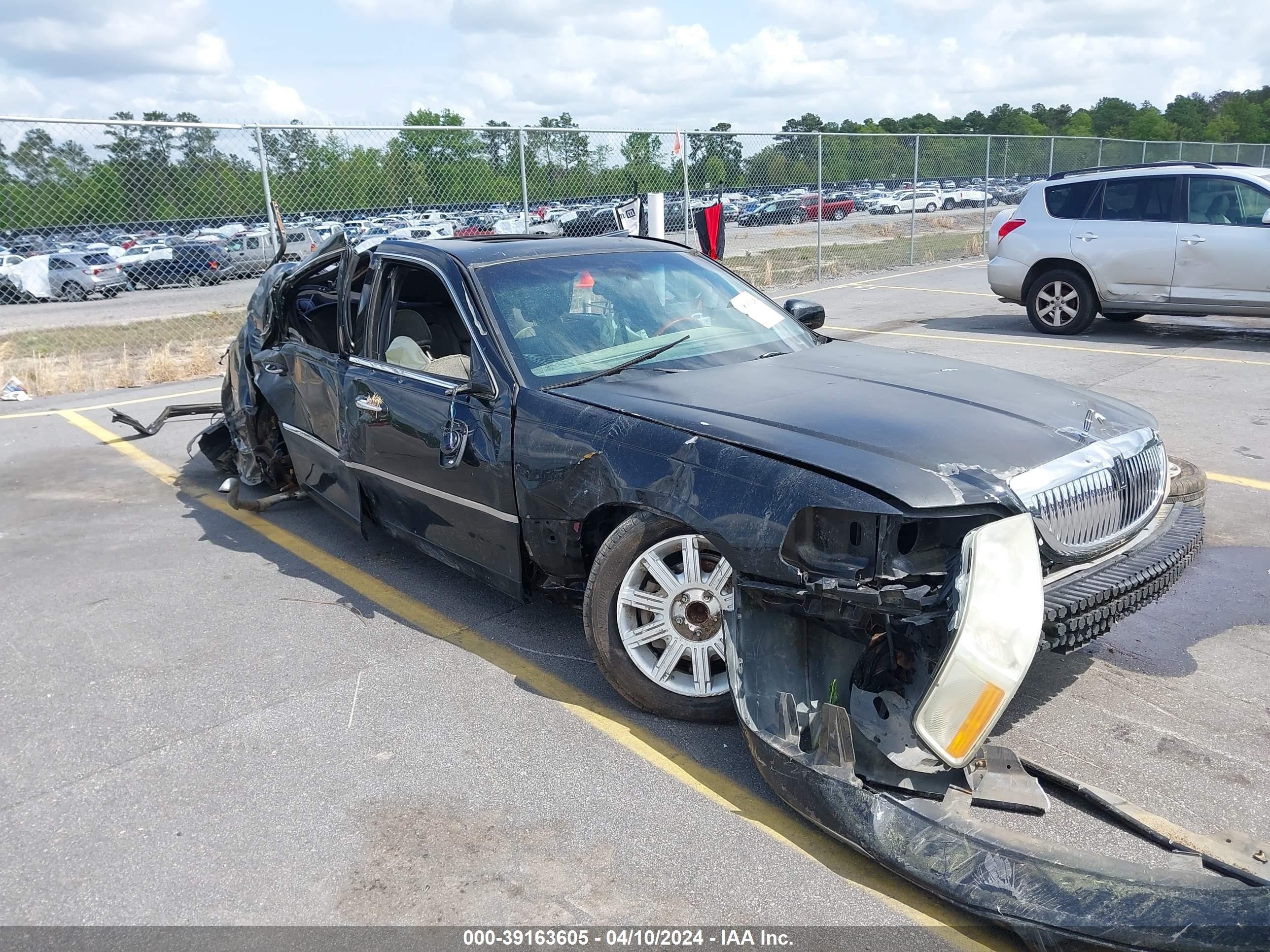 LINCOLN TOWN CAR 2007 1lnhm82v87y620889