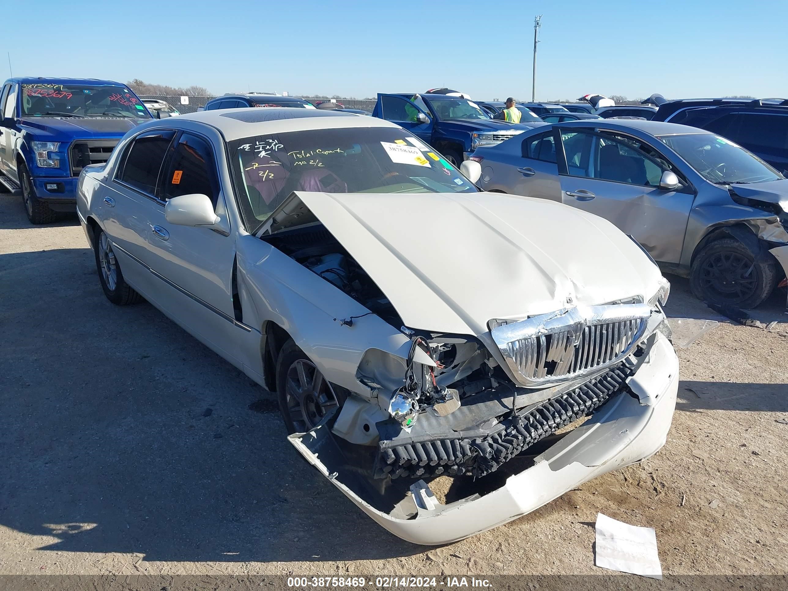 LINCOLN TOWN CAR 2007 1lnhm82v97y612994