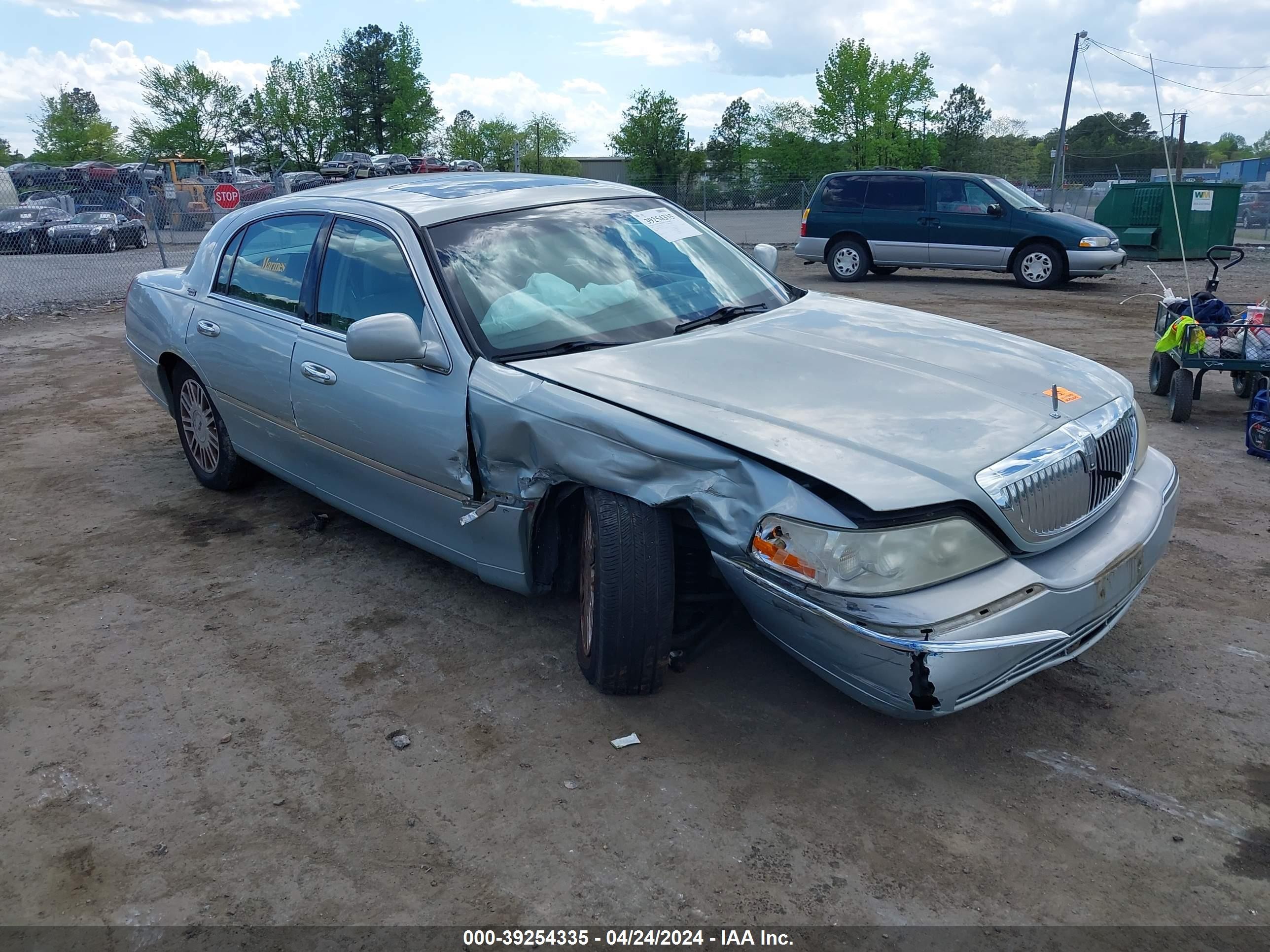 LINCOLN TOWN CAR 2007 1lnhm82vx7y629111