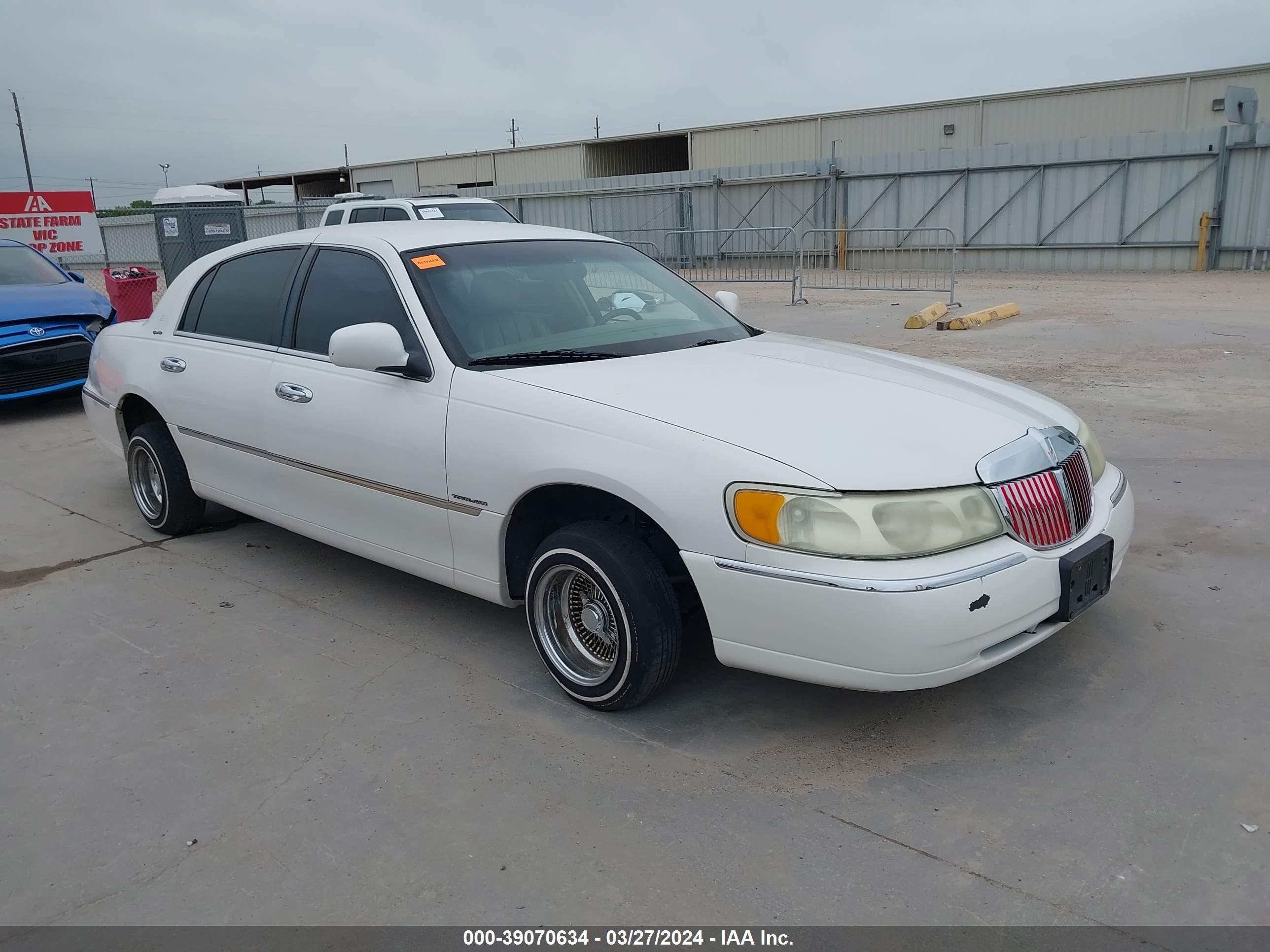 LINCOLN TOWN CAR 2001 1lnhm82w01y725006