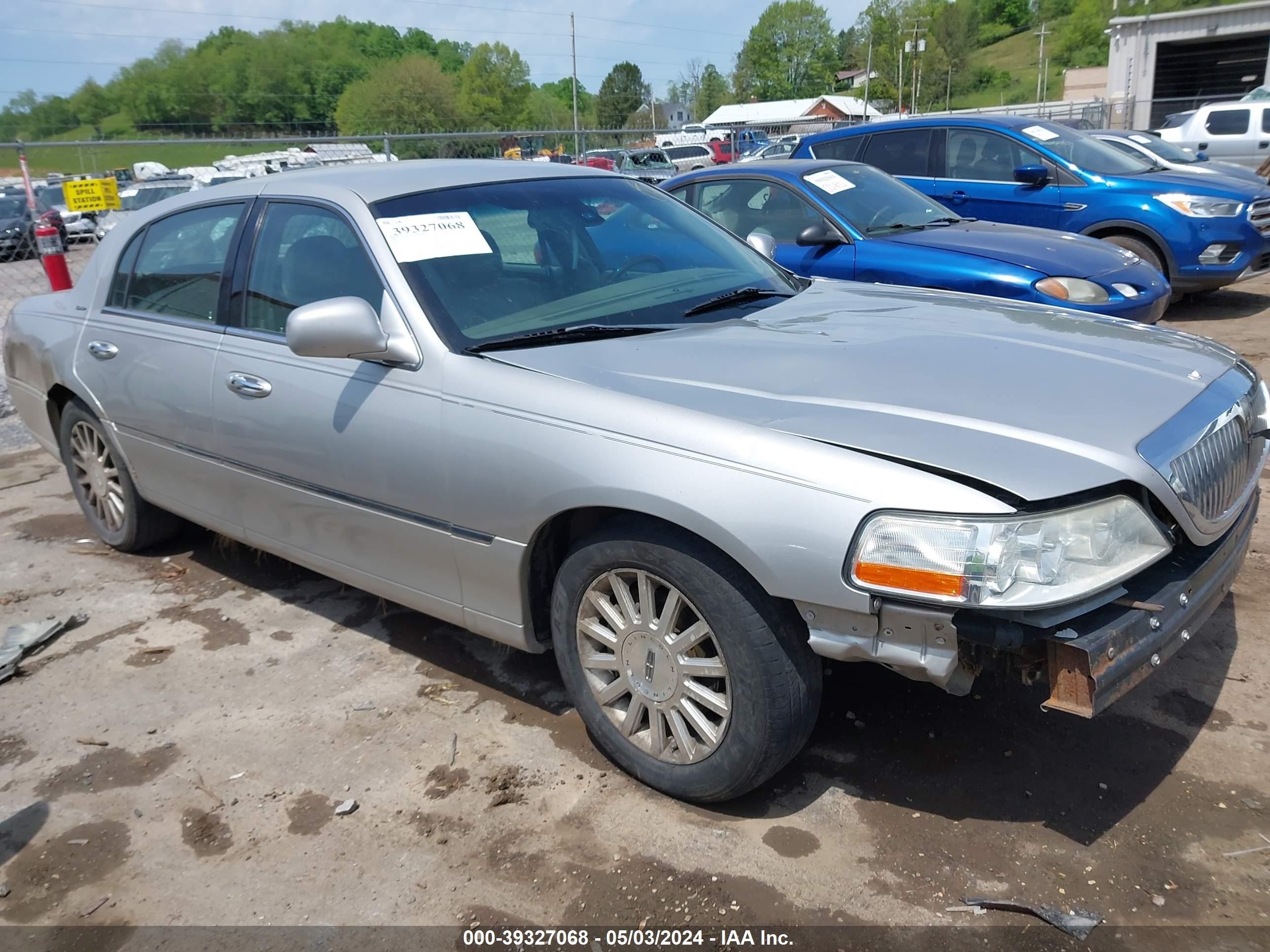 LINCOLN TOWN CAR 2003 1lnhm82w03y601403