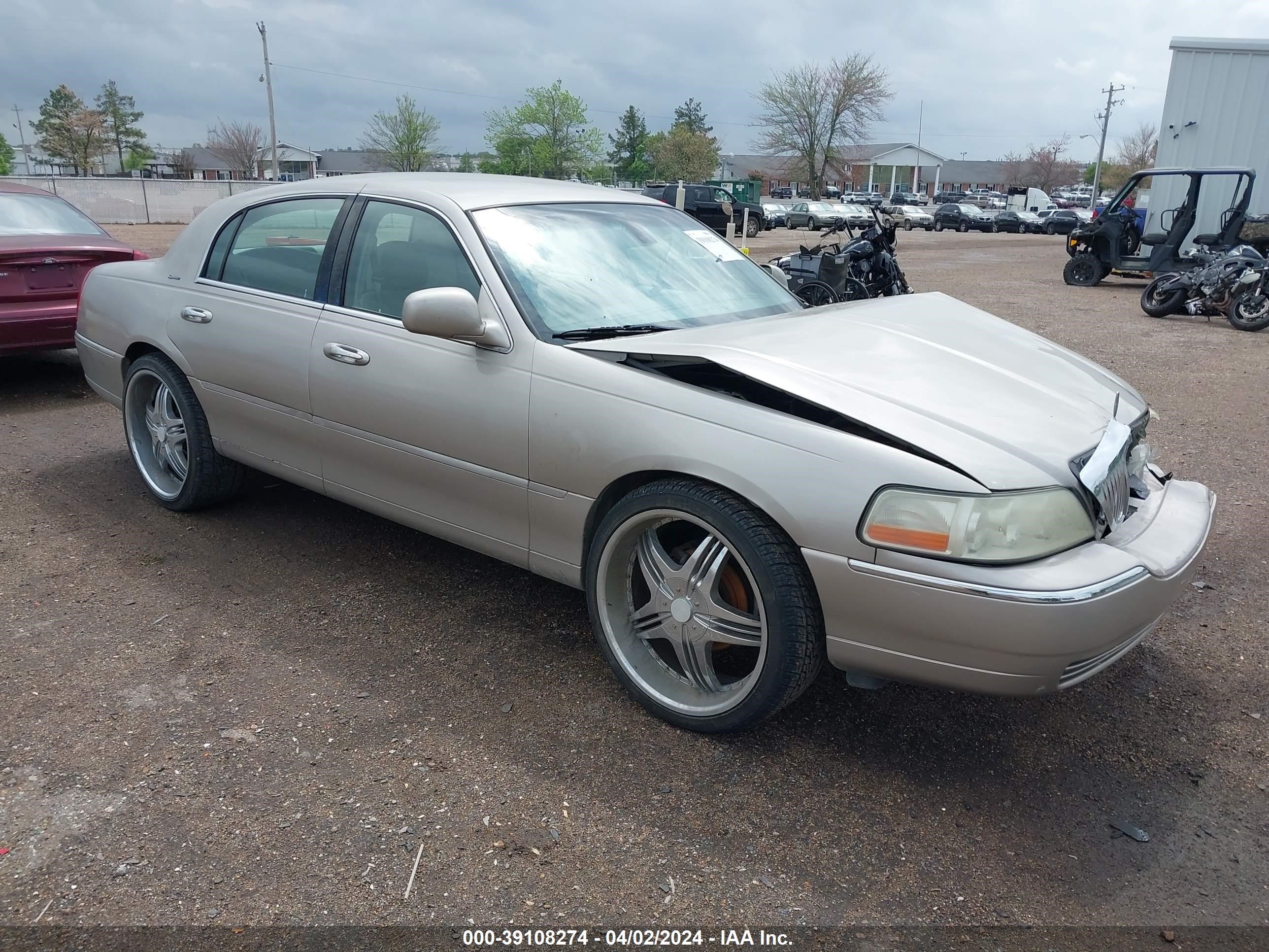 LINCOLN TOWN CAR 2003 1lnhm82w03y618945