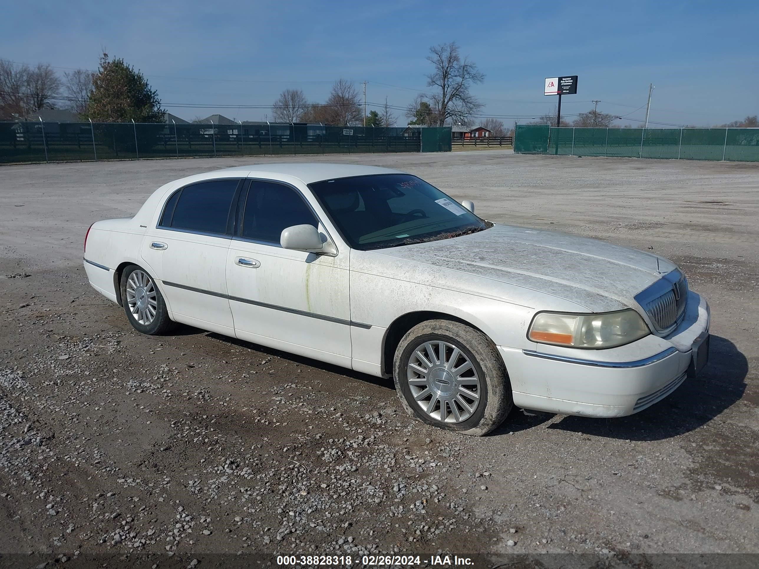 LINCOLN TOWN CAR 2003 1lnhm82w03y644591