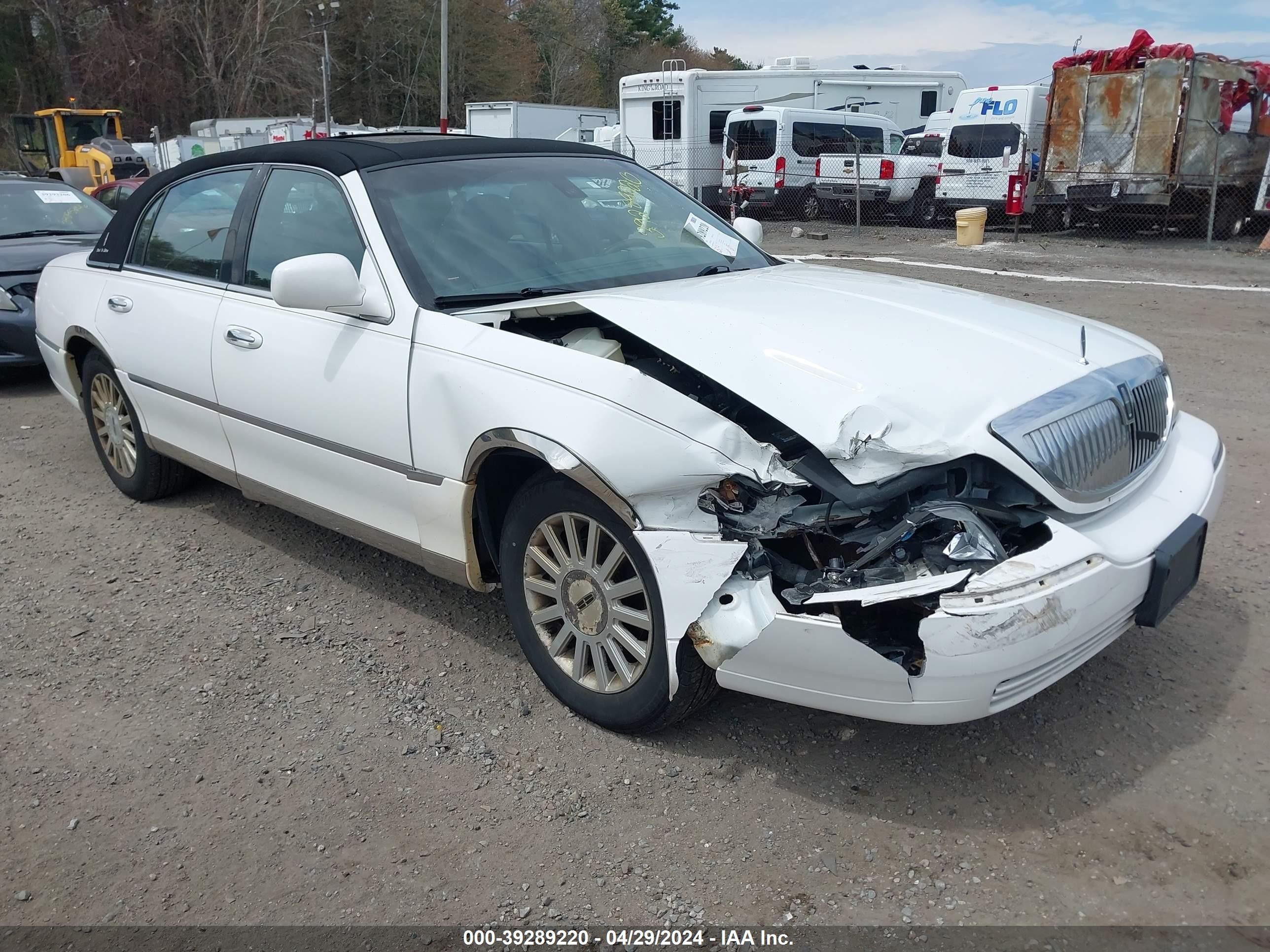 LINCOLN TOWN CAR 2003 1lnhm82w03y662573