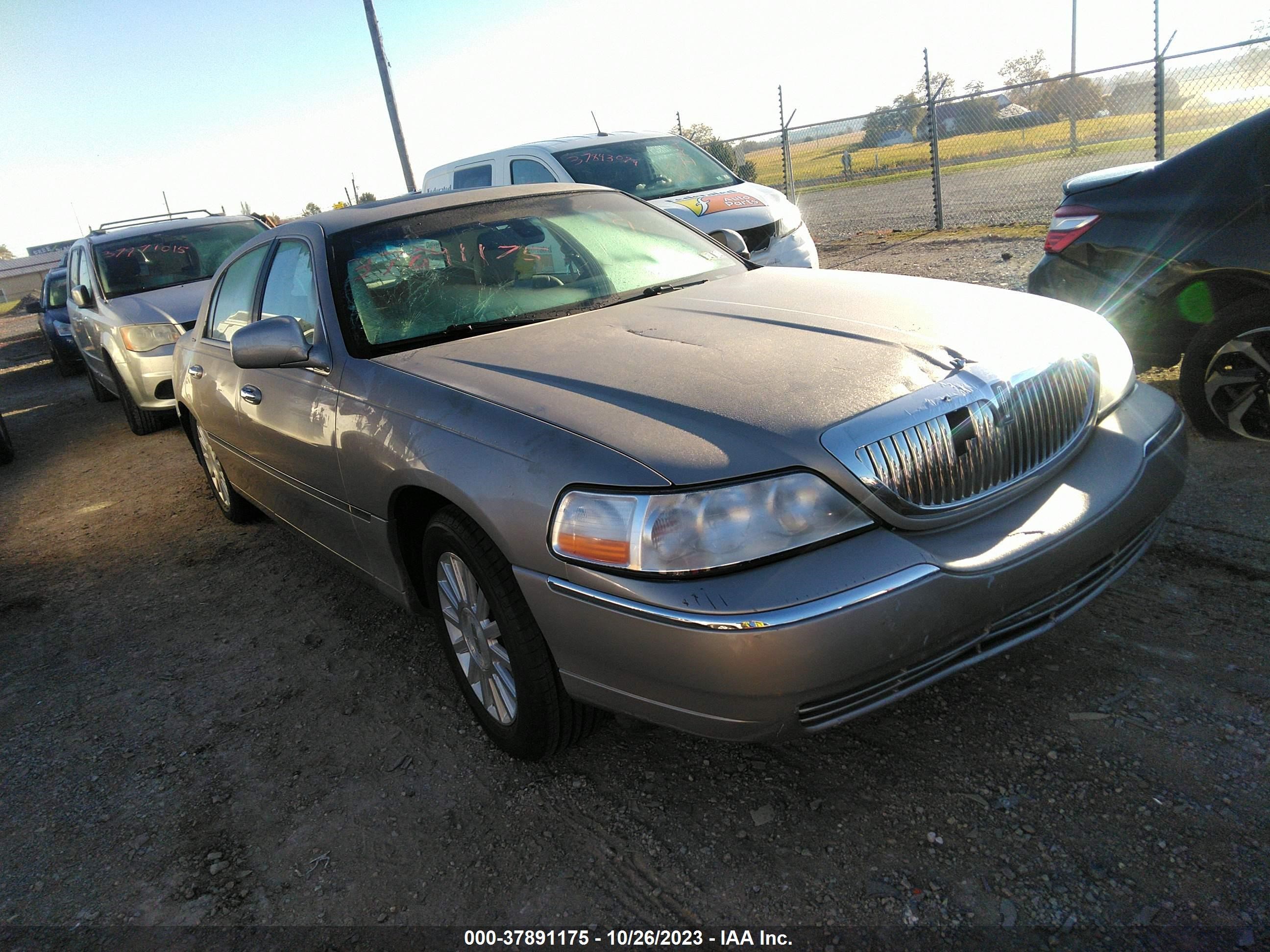 LINCOLN TOWN CAR 2003 1lnhm82w03y700187