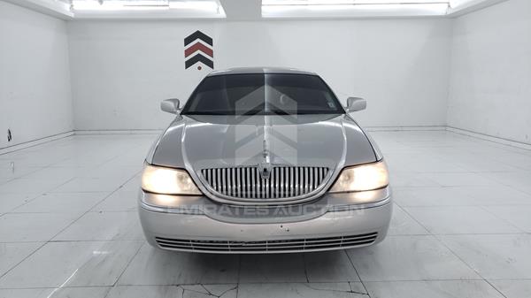 LINCOLN TOWN CAR 2005 1lnhm82w05y613957