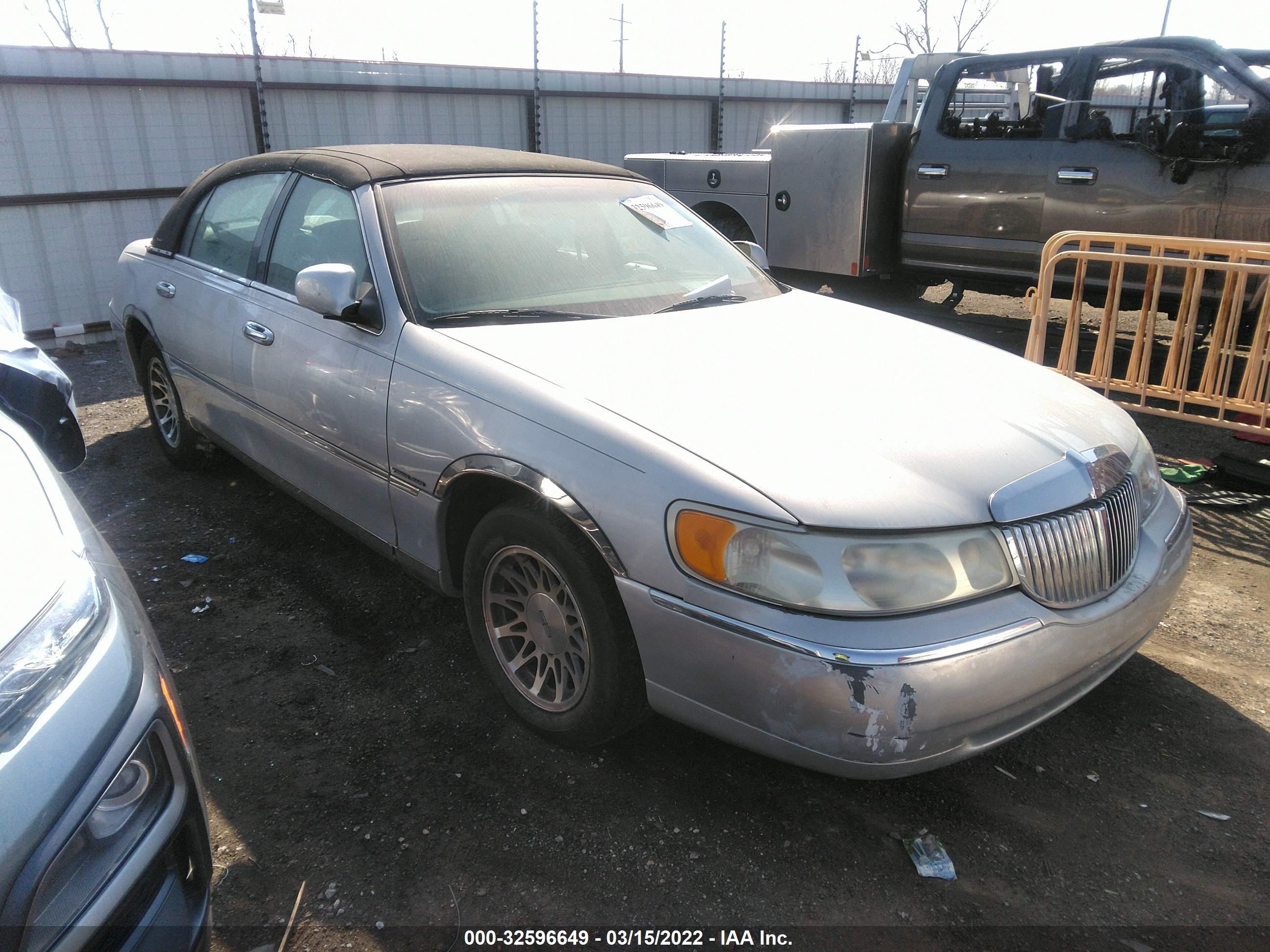 LINCOLN TOWN CAR 2000 1lnhm82w0yy762678