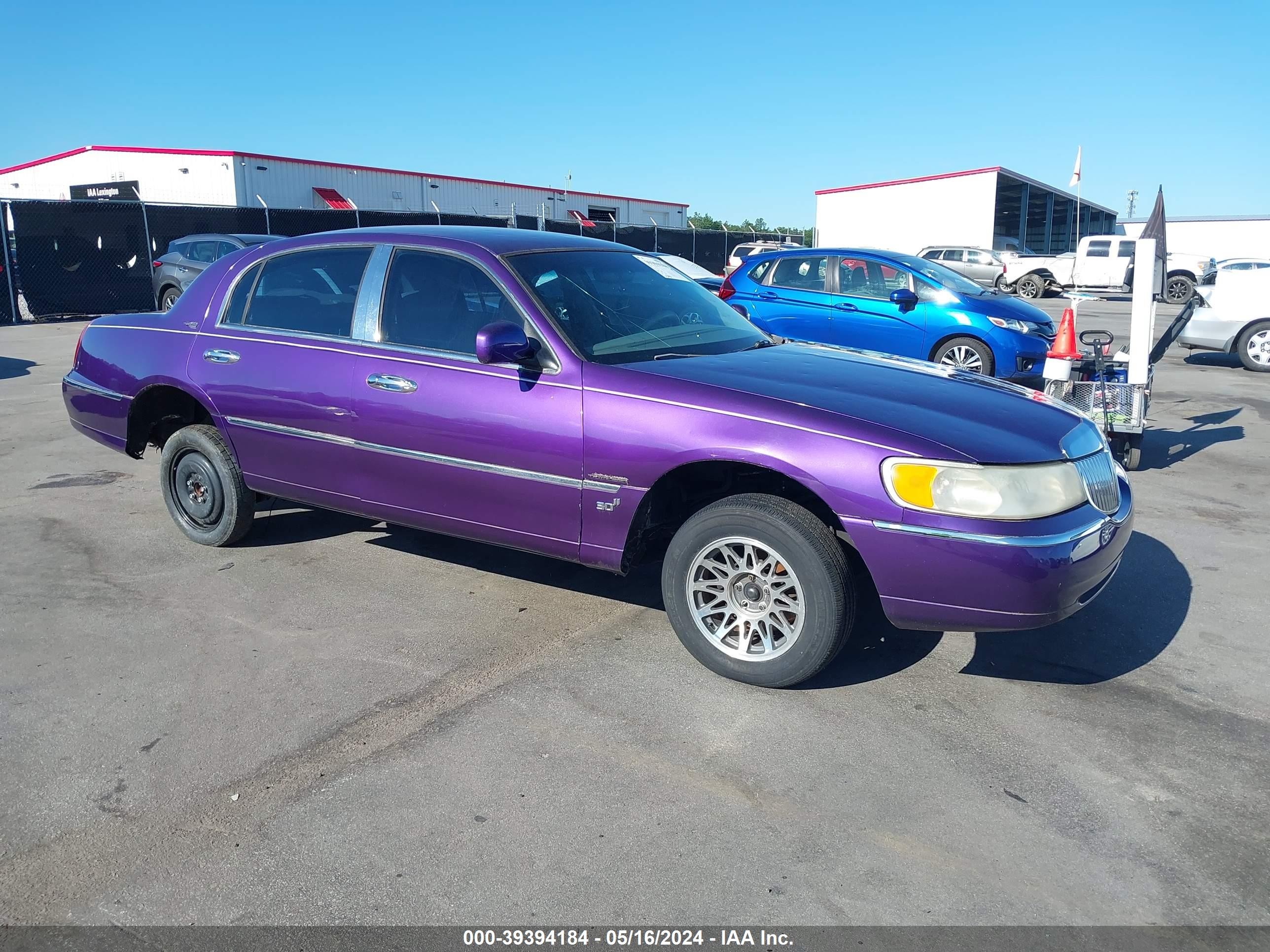 LINCOLN TOWN CAR 2000 1lnhm82w0yy809059