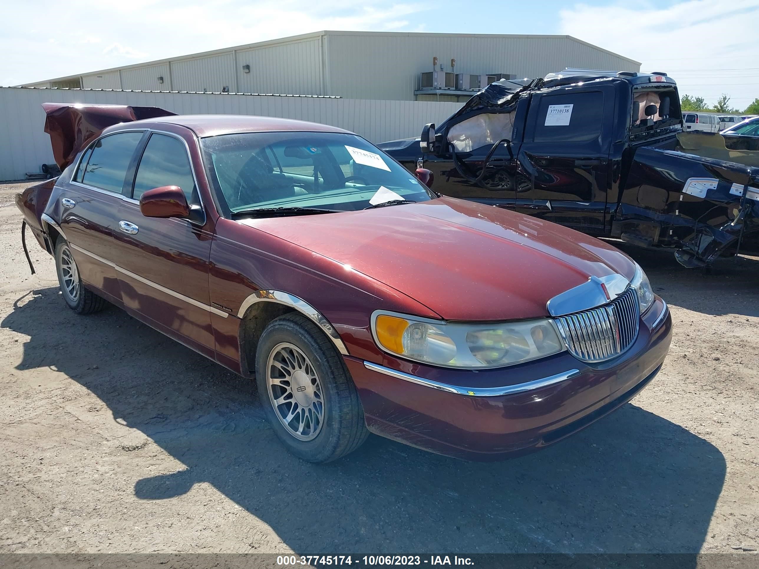 LINCOLN TOWN CAR 2001 1lnhm82w11y637033