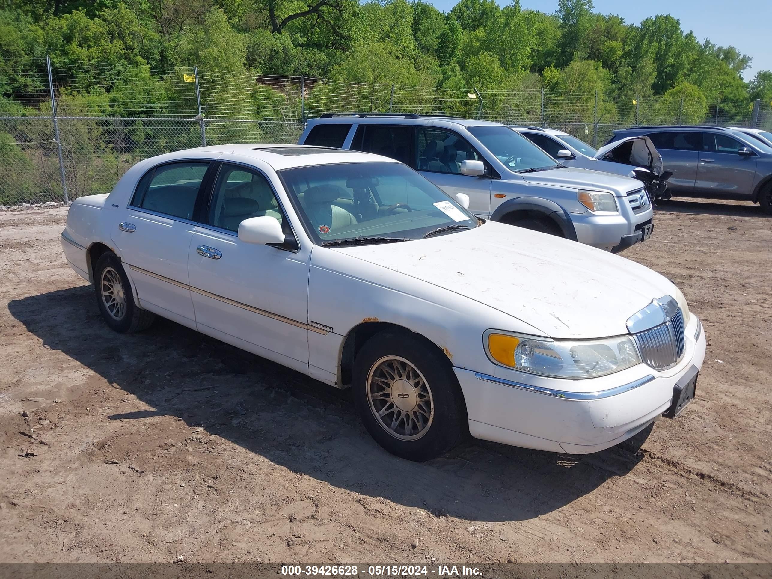 LINCOLN TOWN CAR 2002 1lnhm82w12y625921