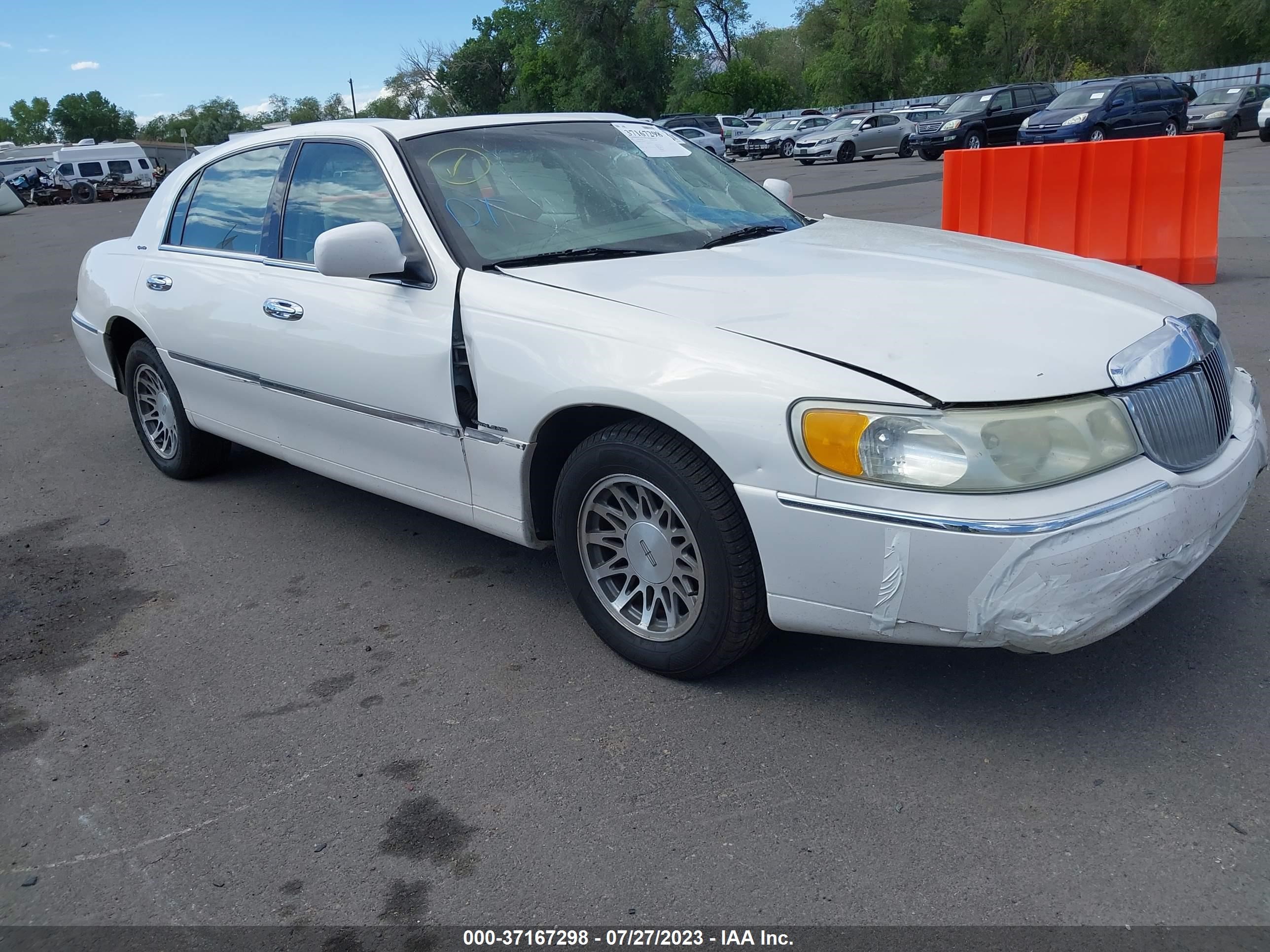 LINCOLN TOWN CAR 2002 1lnhm82w12y631637