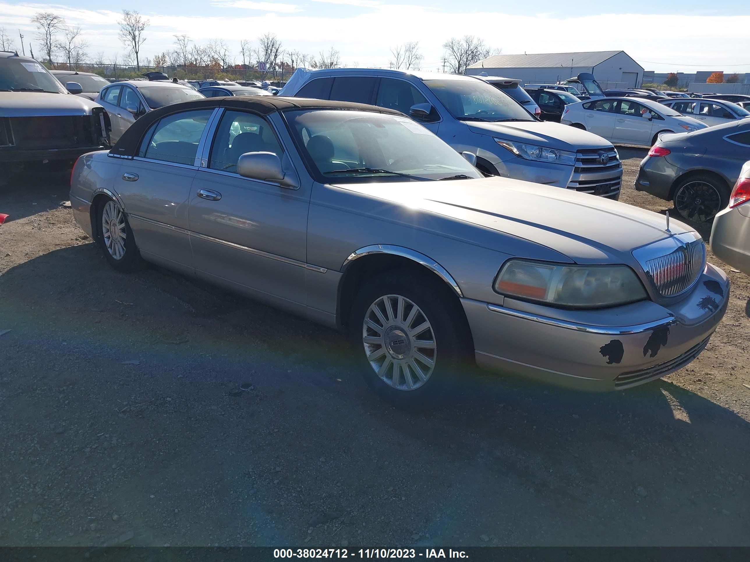 LINCOLN TOWN CAR 2003 1lnhm82w13y608828