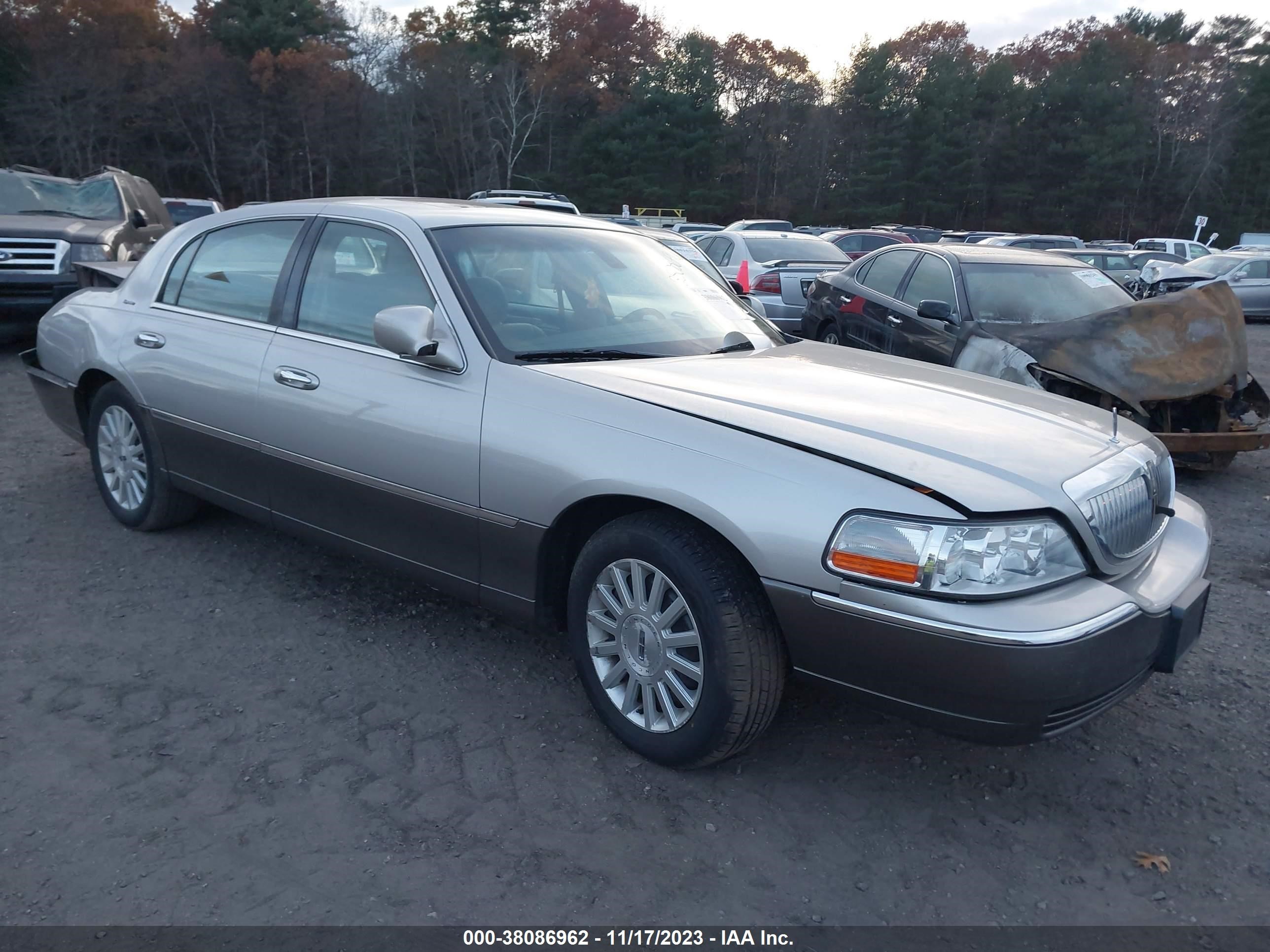 LINCOLN TOWN CAR 2003 1lnhm82w13y621949