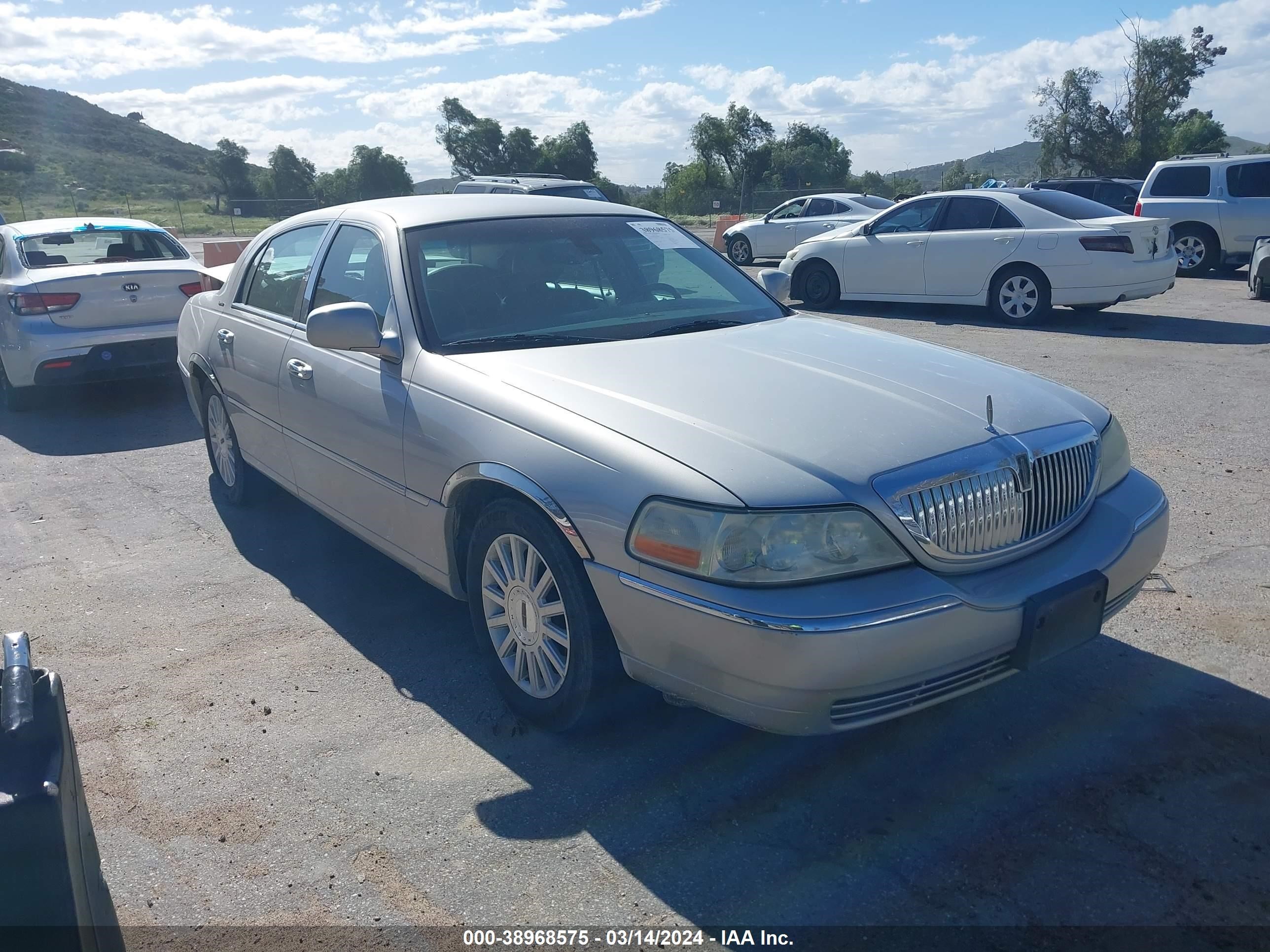 LINCOLN TOWN CAR 2003 1lnhm82w13y648245