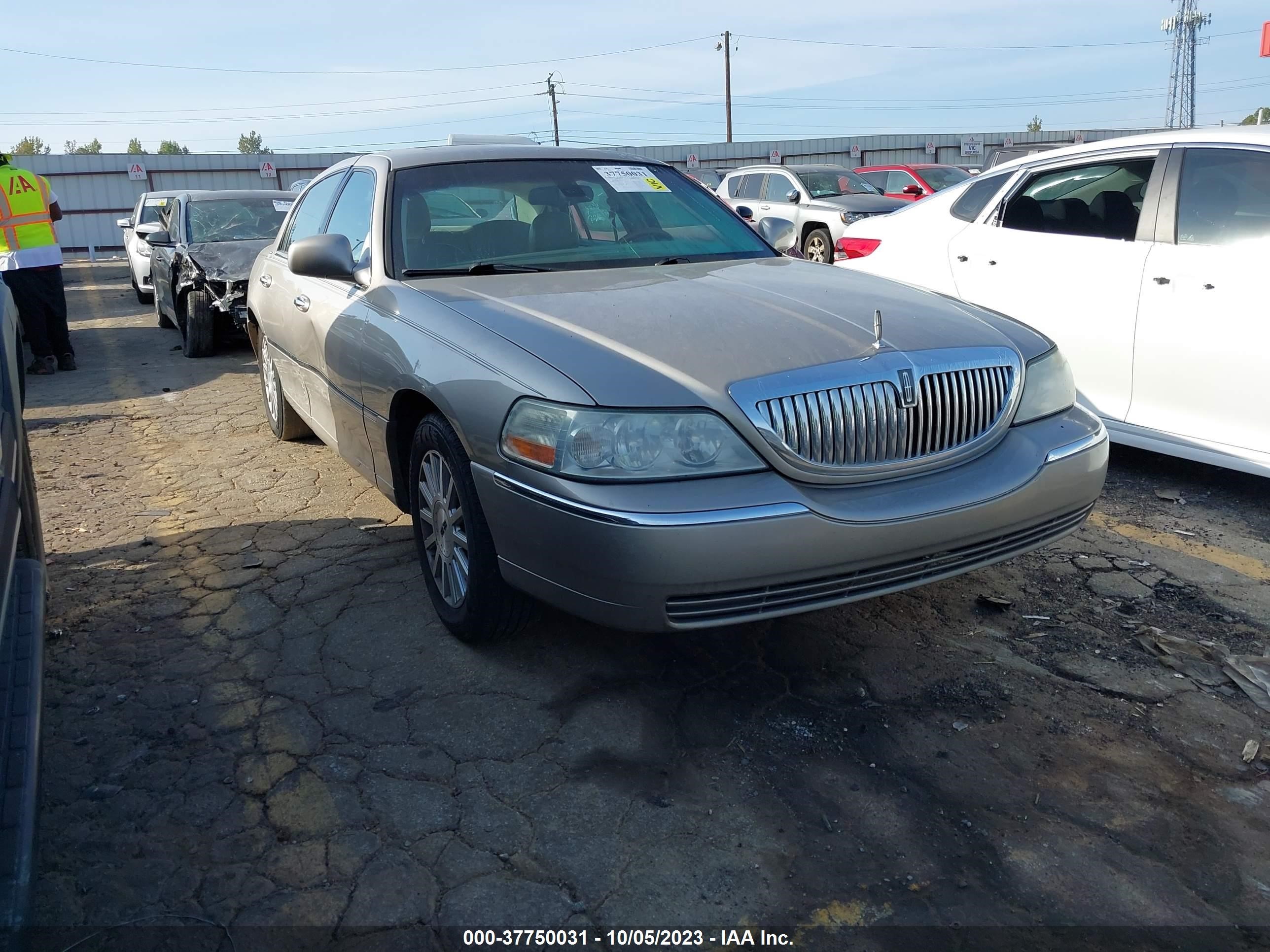 LINCOLN TOWN CAR 2003 1lnhm82w13y700487