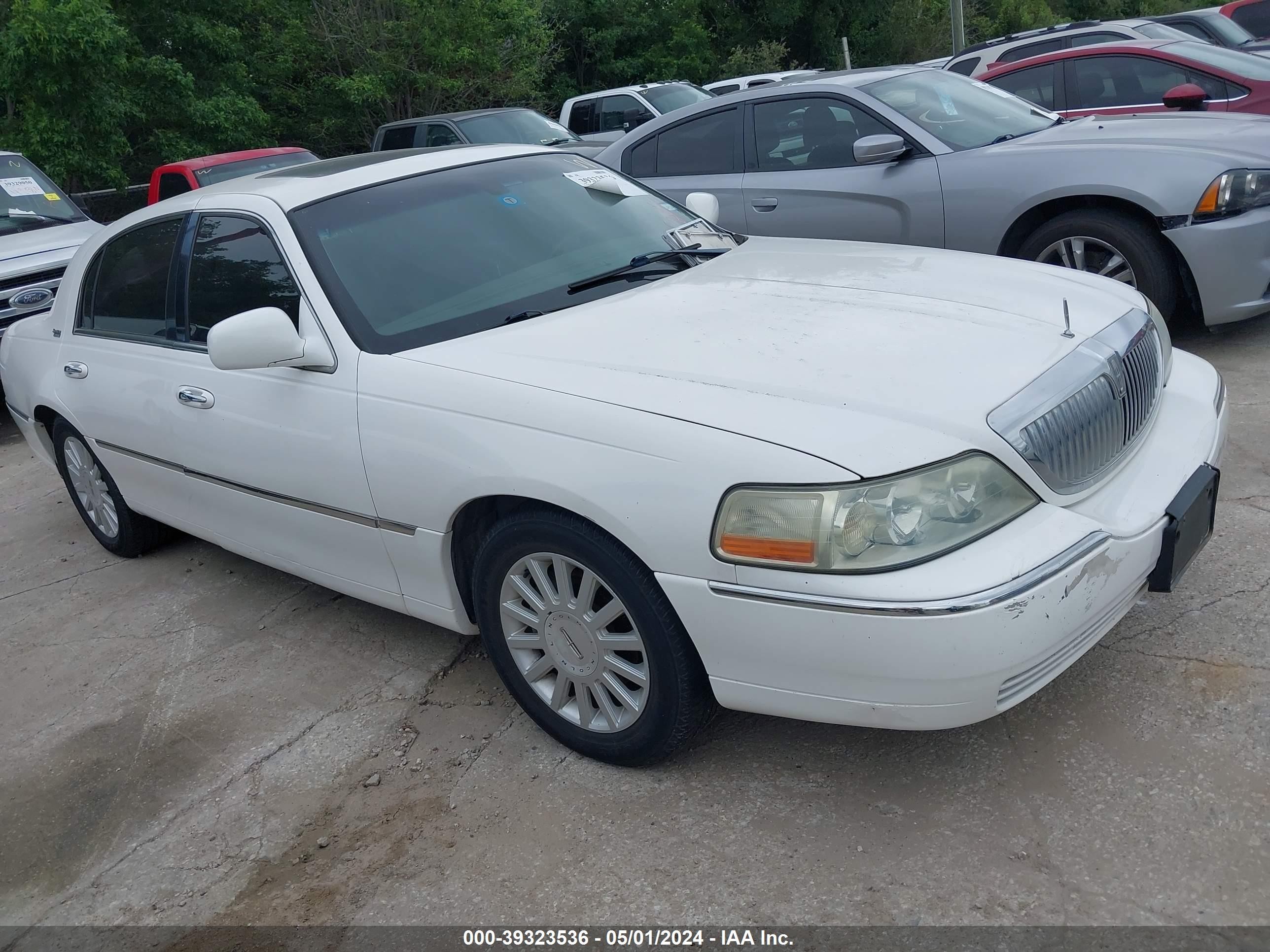 LINCOLN TOWN CAR 2005 1lnhm82w15y650158