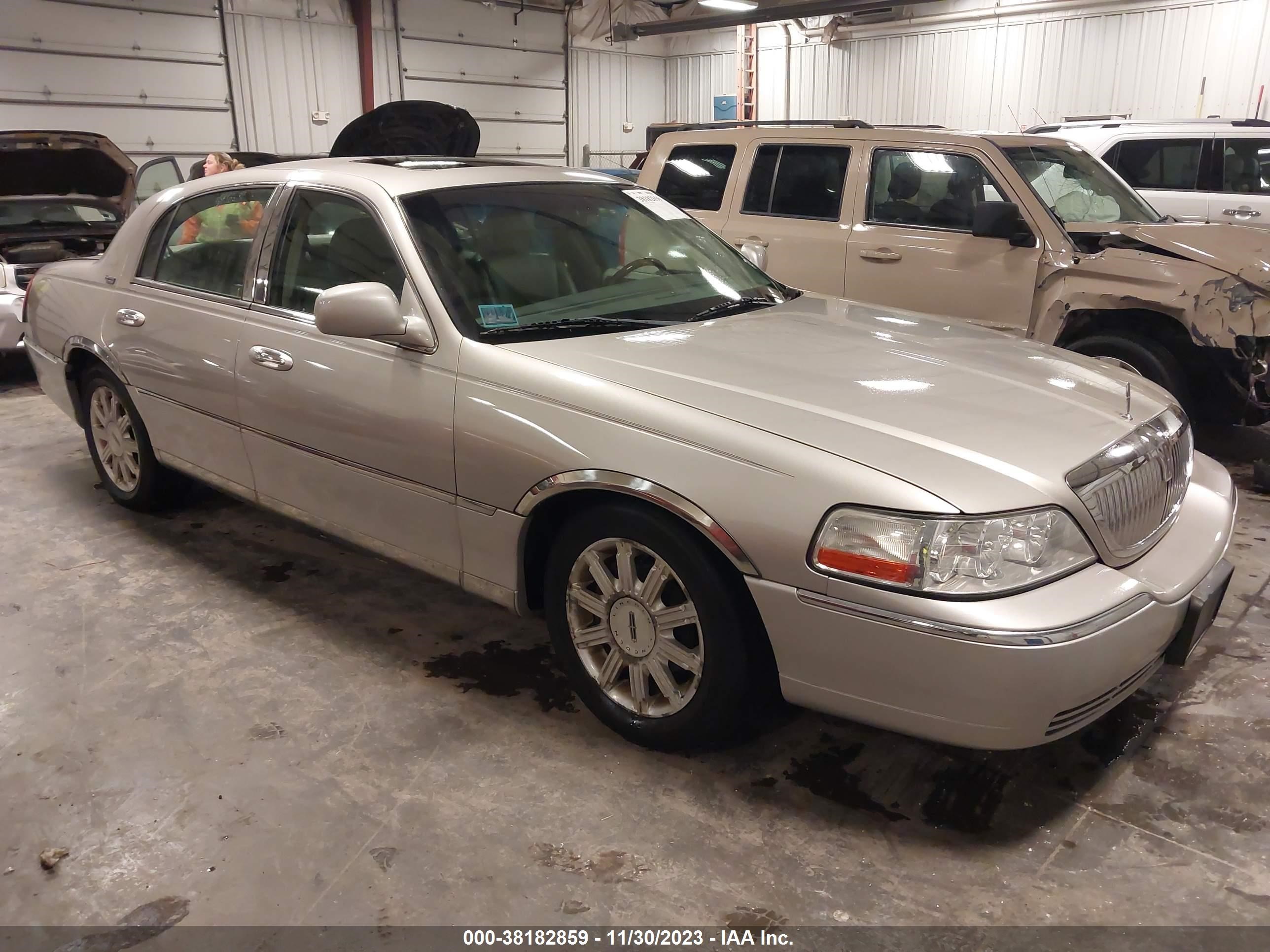 LINCOLN TOWN CAR 2006 1lnhm82w16y622698