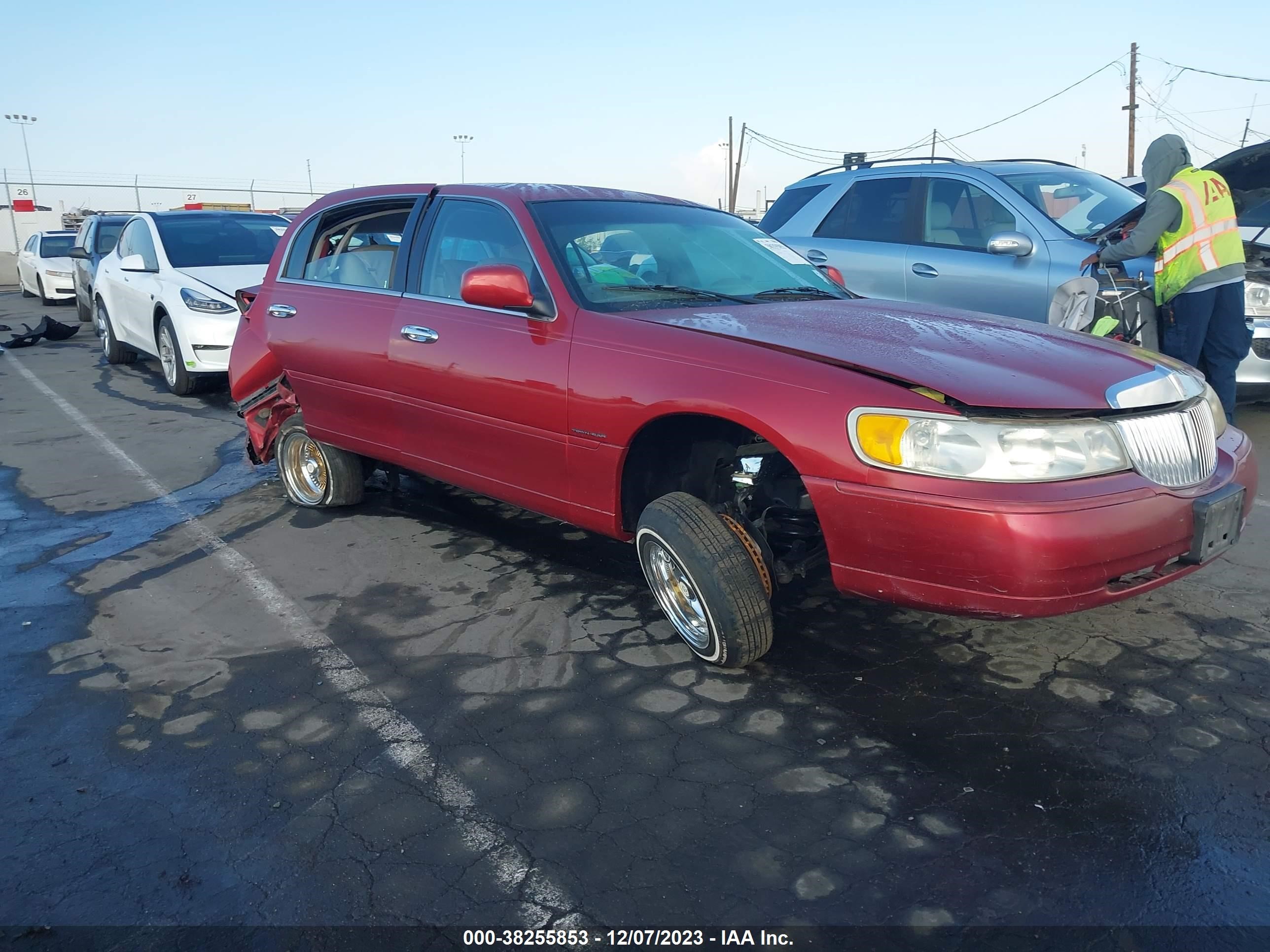 LINCOLN TOWN CAR 1999 1lnhm82w1xy666492