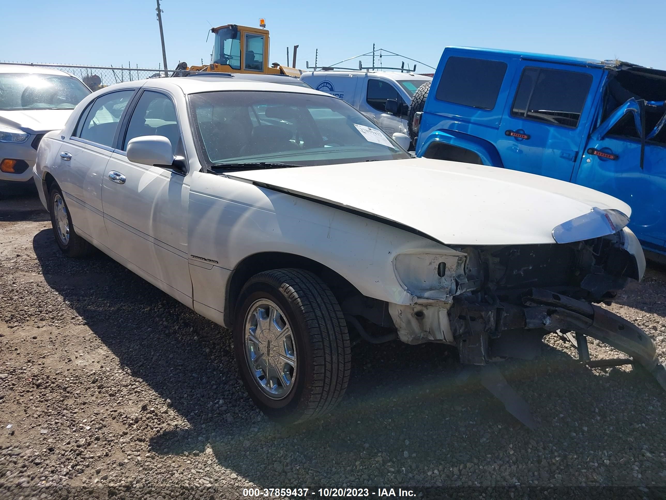 LINCOLN TOWN CAR 2000 1lnhm82w1yy843284