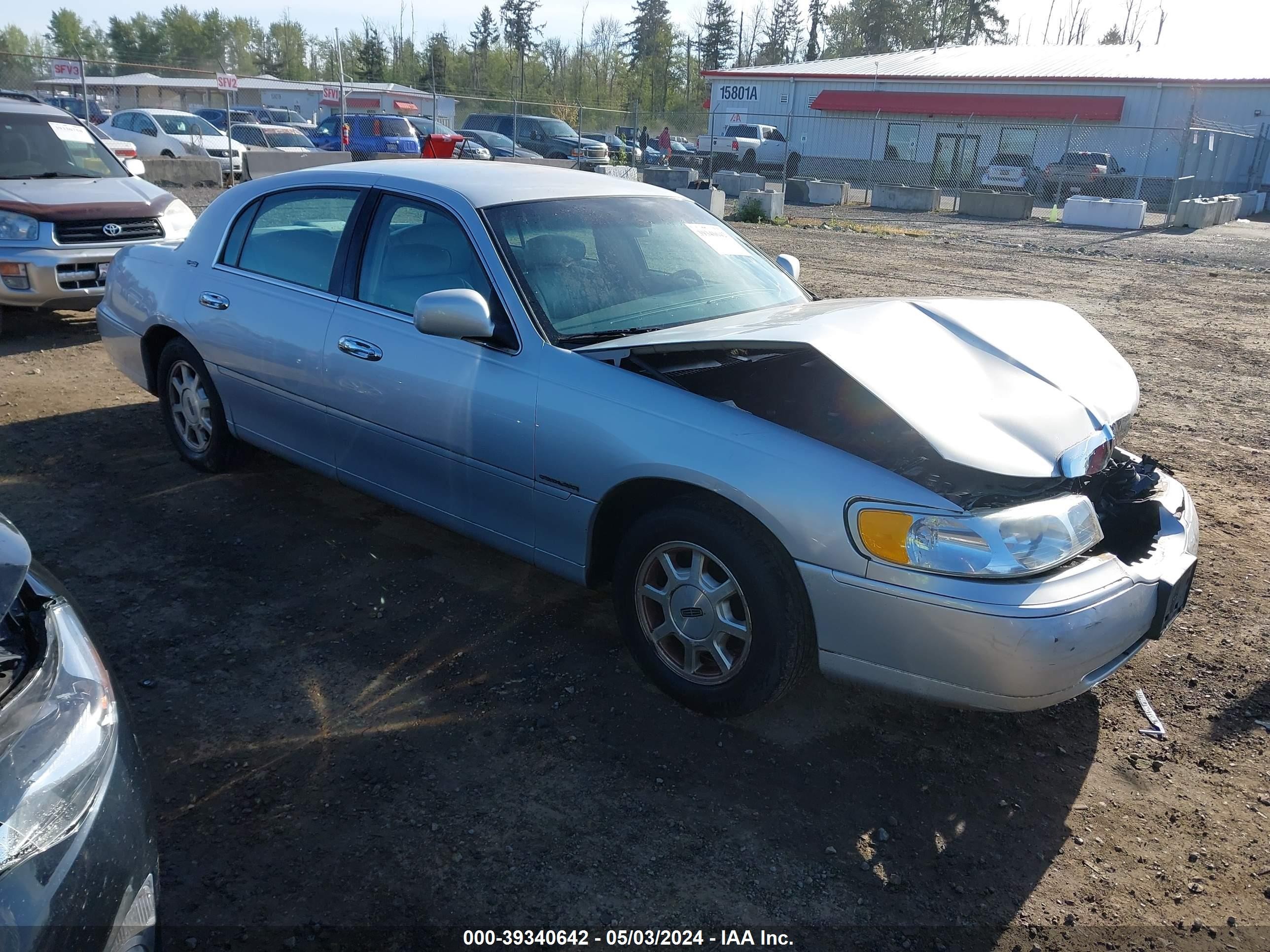 LINCOLN TOWN CAR 2002 1lnhm82w22y644218