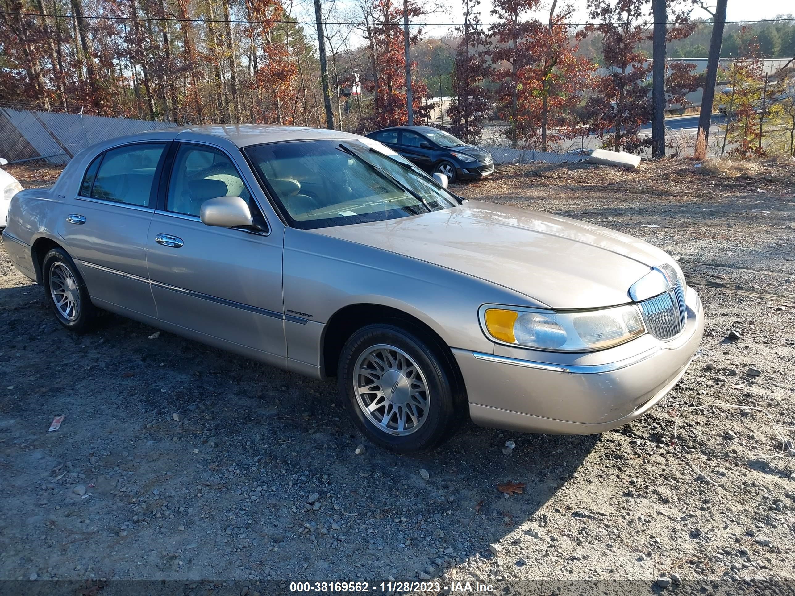 LINCOLN TOWN CAR 2002 1lnhm82w22y661066