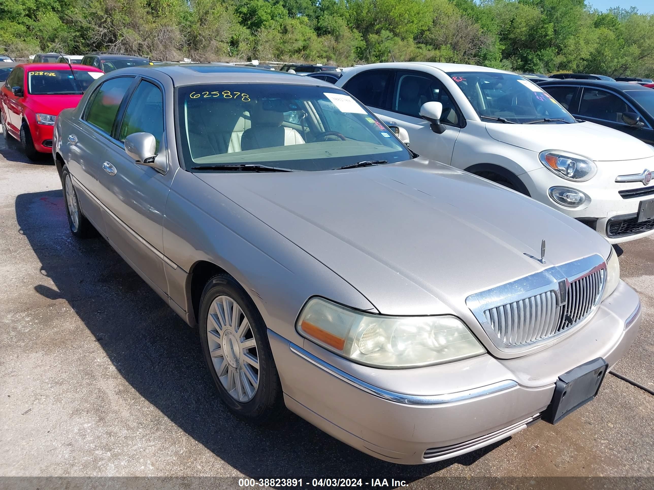 LINCOLN TOWN CAR 2003 1lnhm82w23y625878