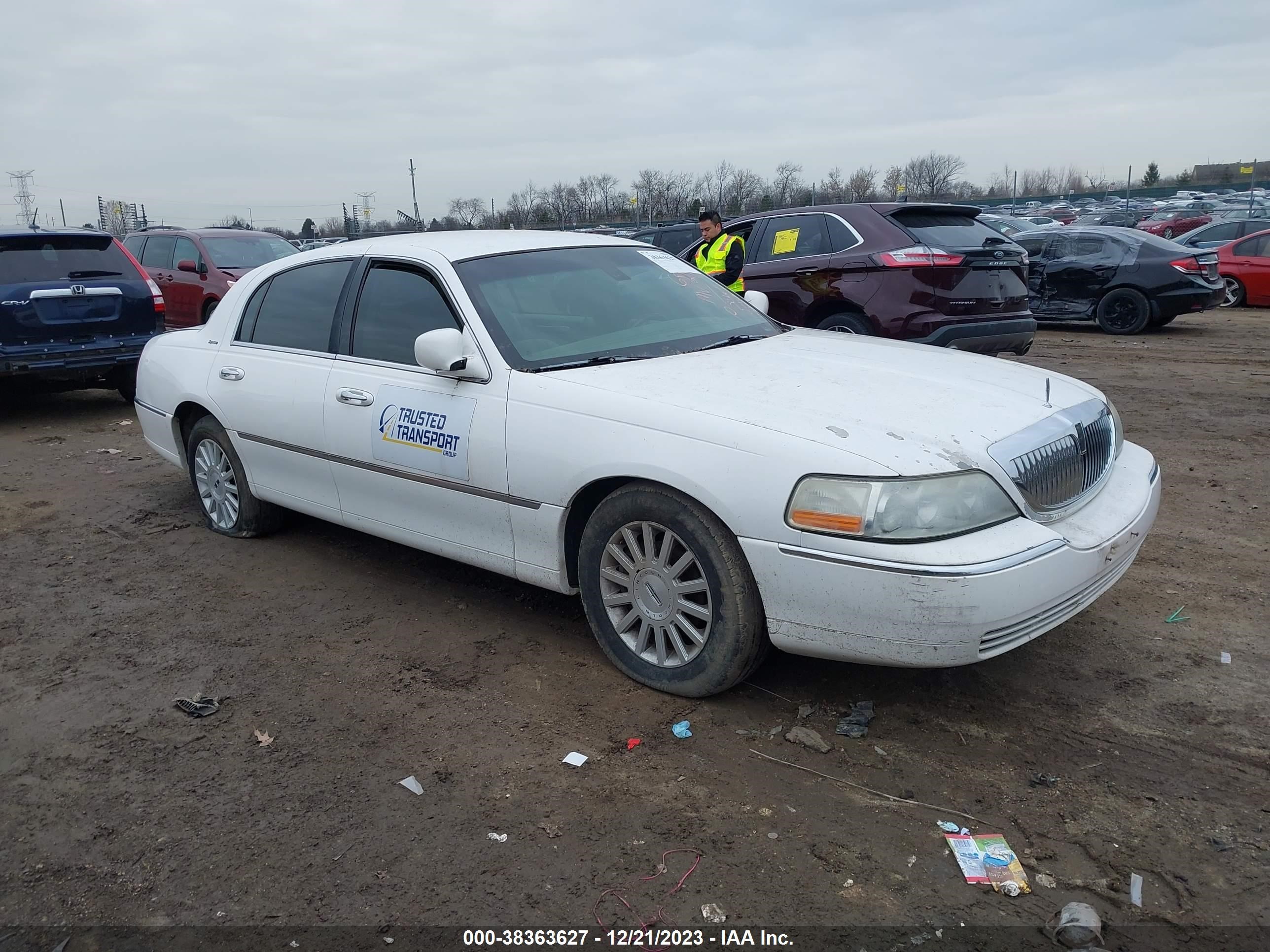 LINCOLN TOWN CAR 2003 1lnhm82w23y682842