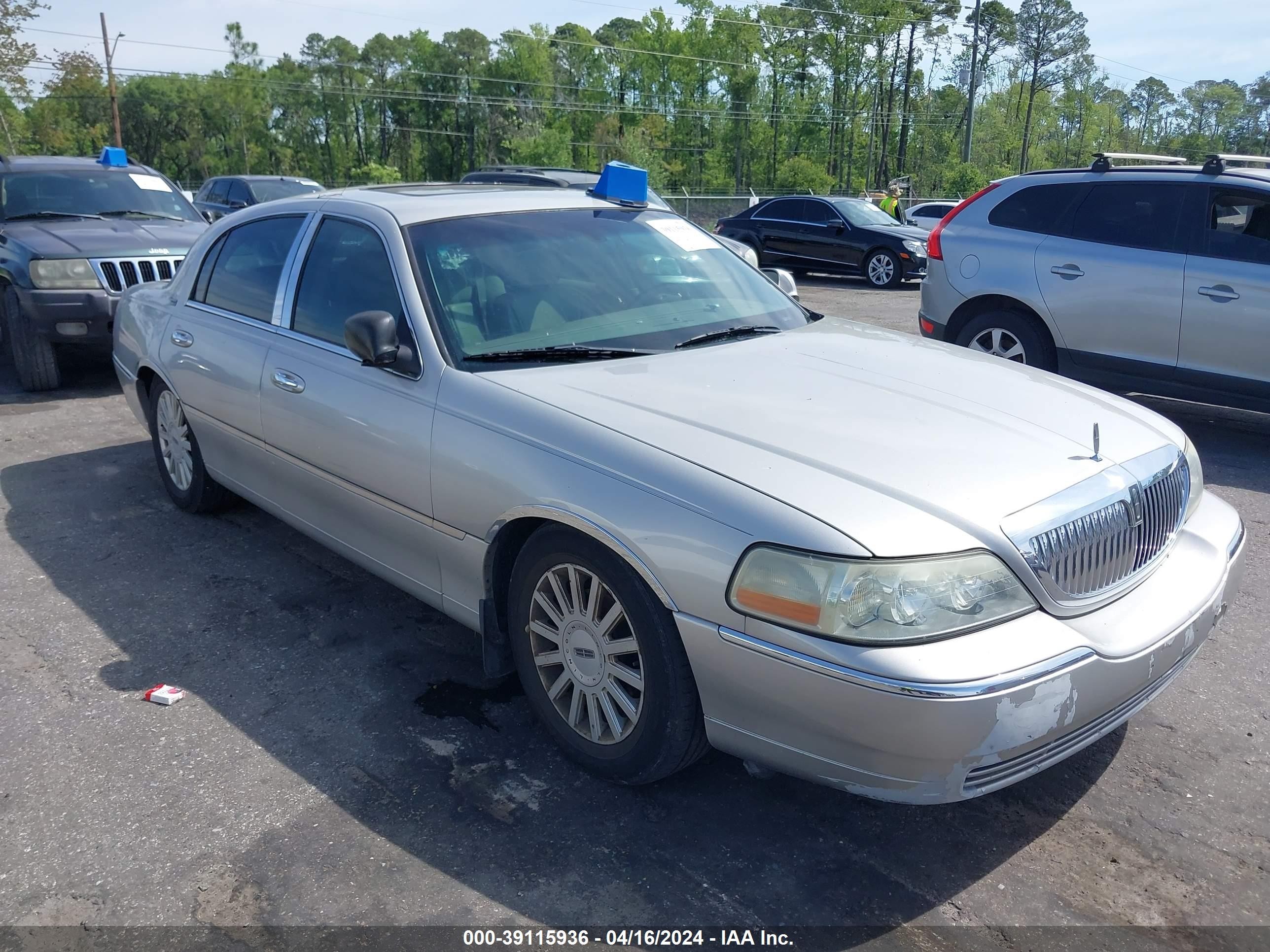 LINCOLN TOWN CAR 2005 1lnhm82w25y642554