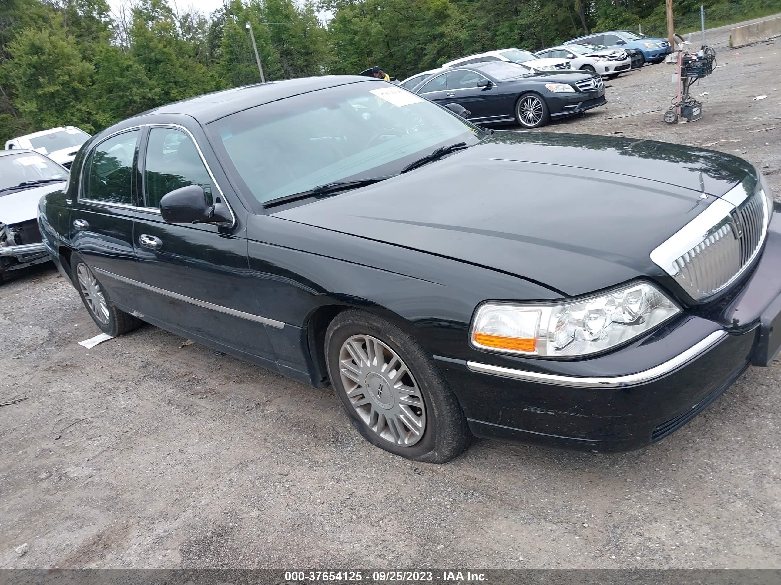 LINCOLN TOWN CAR 2007 1lnhm82w27y633064