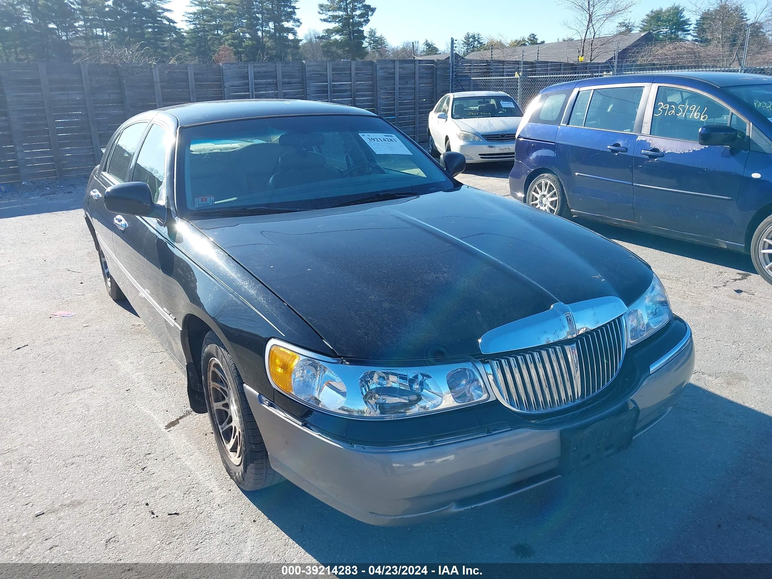 LINCOLN TOWN CAR 2000 1lnhm82w2yy877265