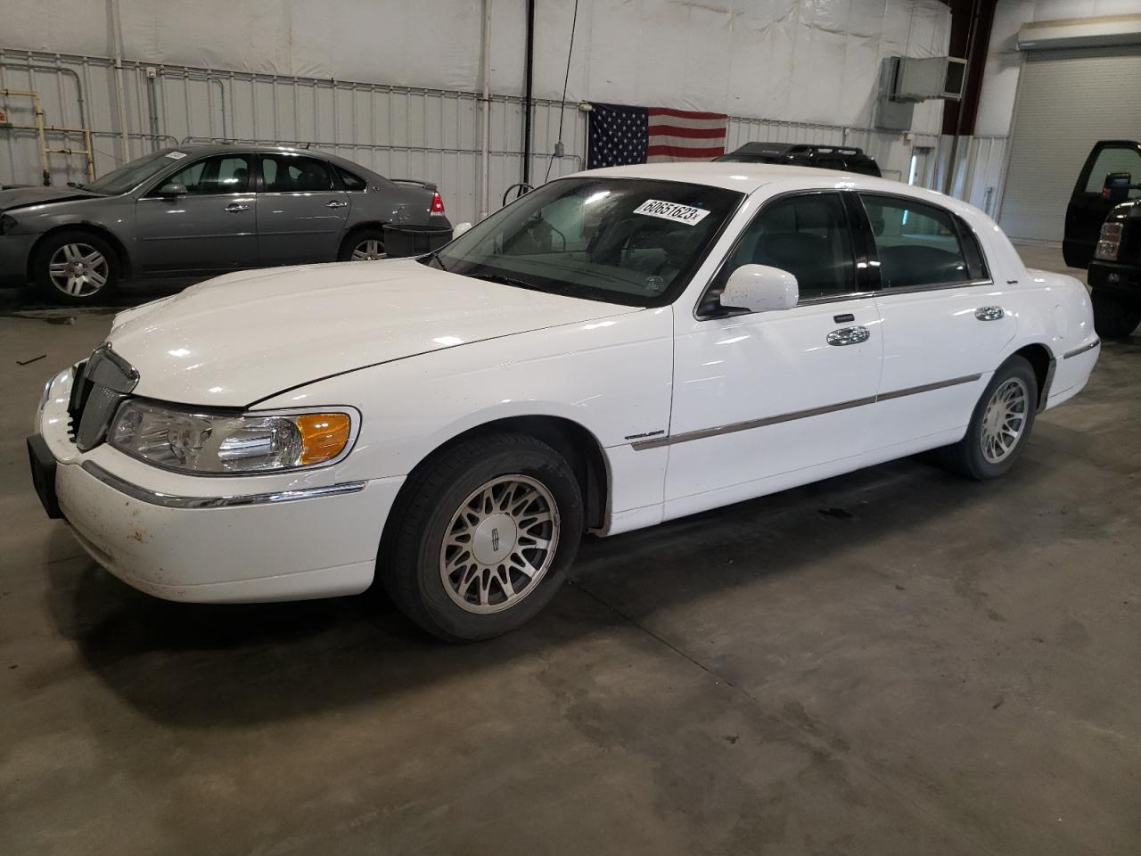 LINCOLN TOWN CAR 2002 1lnhm82w32y608697