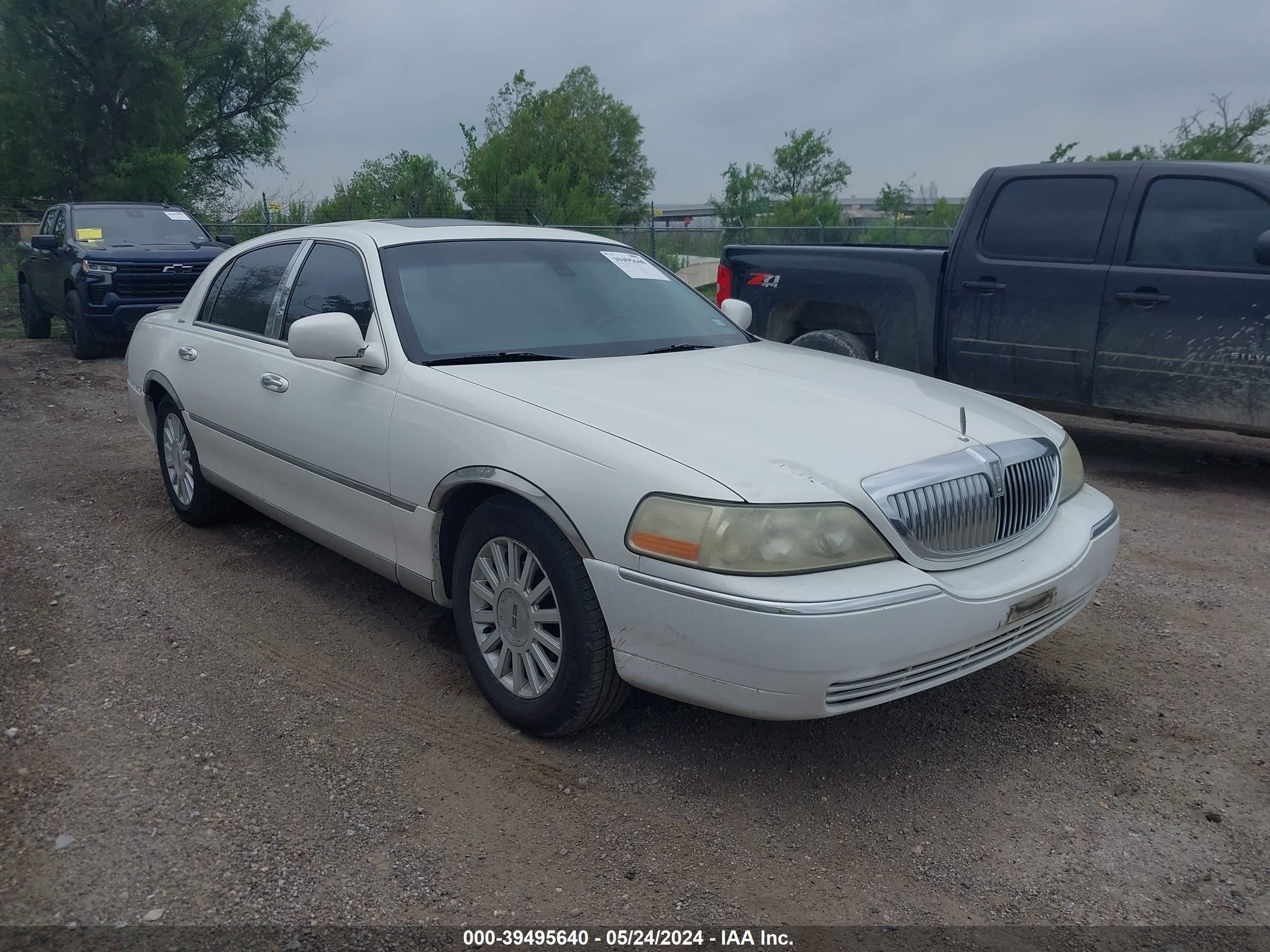 LINCOLN TOWN CAR 2003 1lnhm82w33y608264