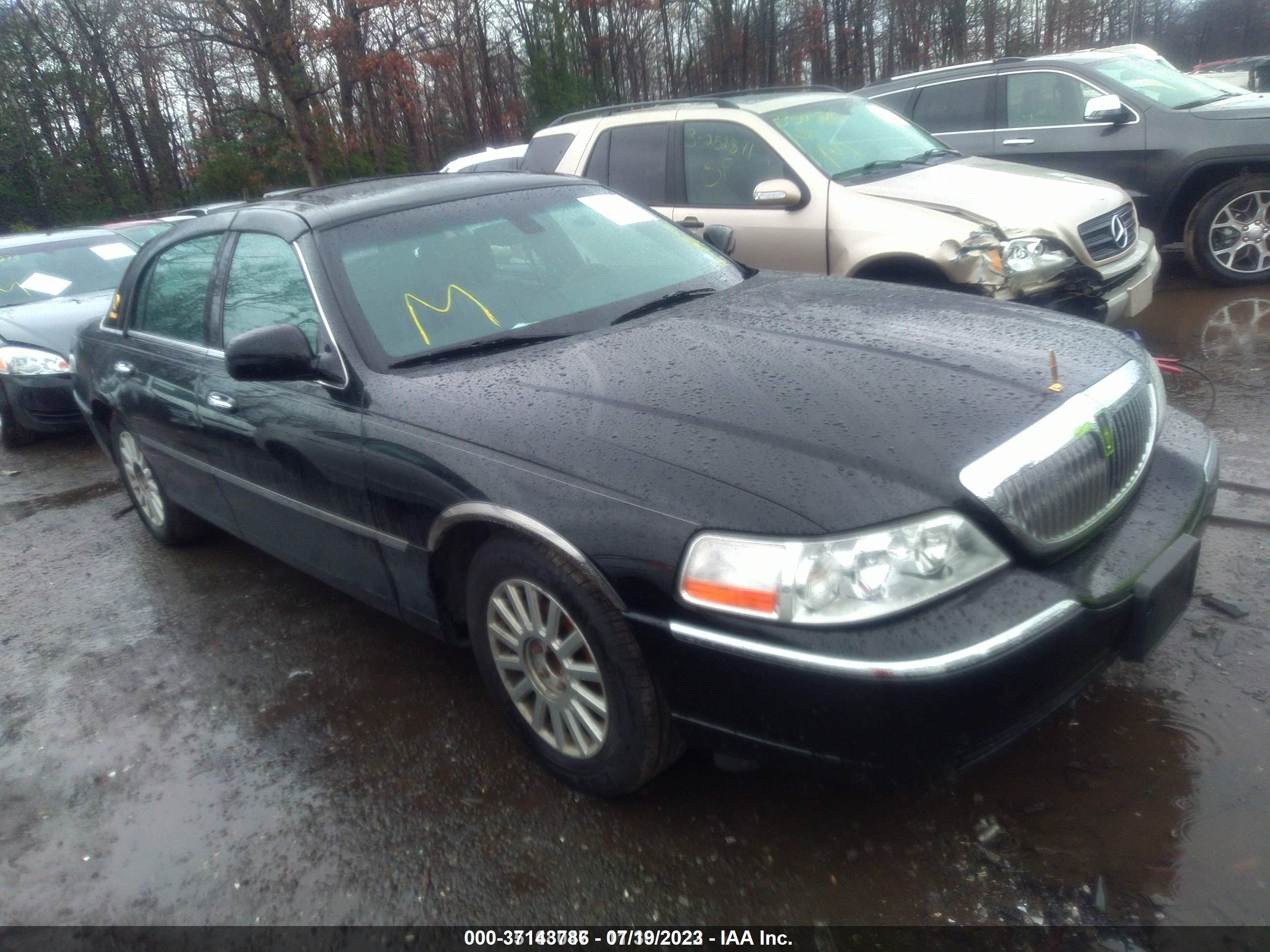 LINCOLN TOWN CAR 2003 1lnhm82w33y615070