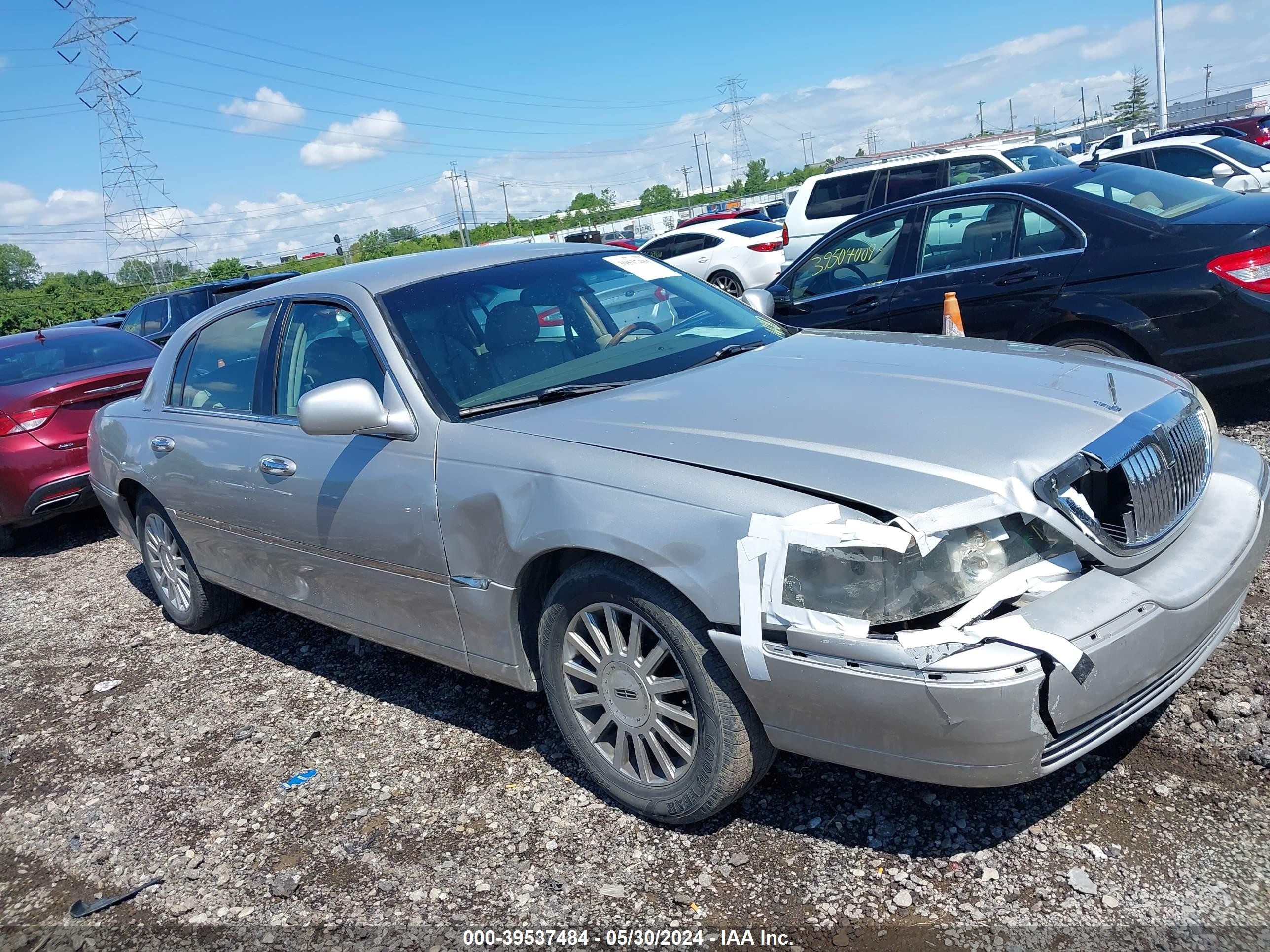 LINCOLN TOWN CAR 2003 1lnhm82w33y616462