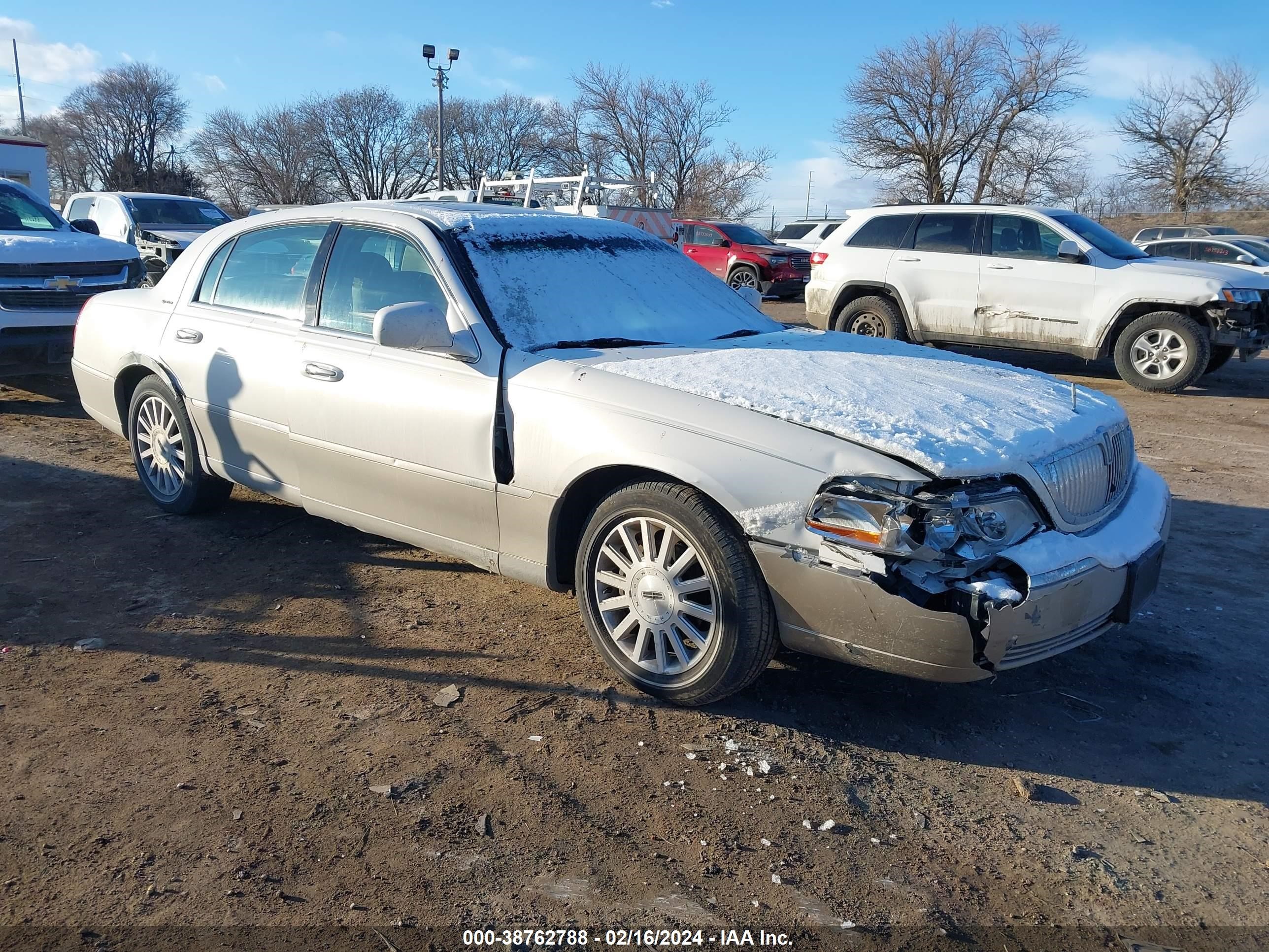 LINCOLN TOWN CAR 2003 1lnhm82w33y620513