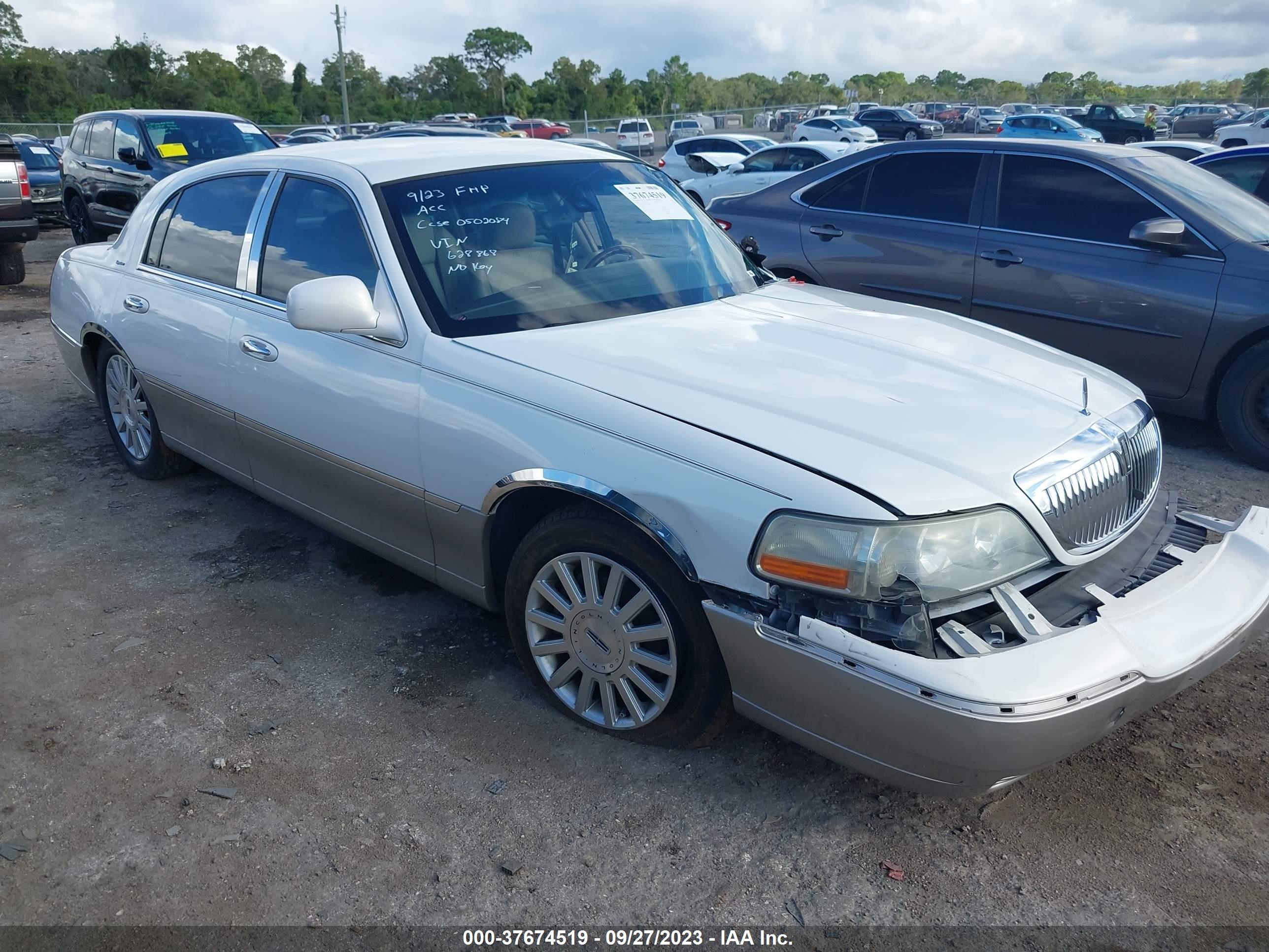 LINCOLN TOWN CAR 2003 1lnhm82w33y628868