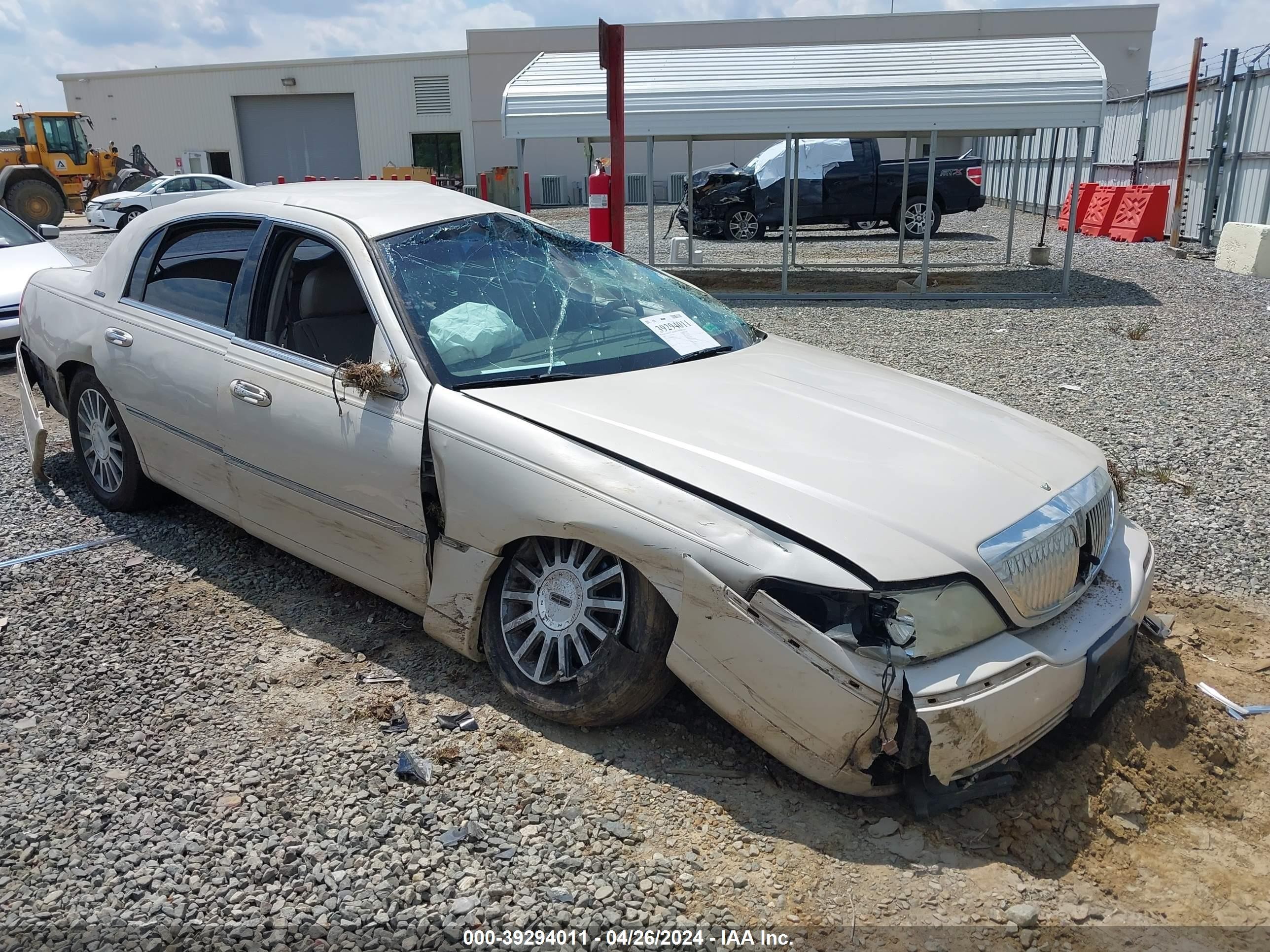 LINCOLN TOWN CAR 2003 1lnhm82w33y695373